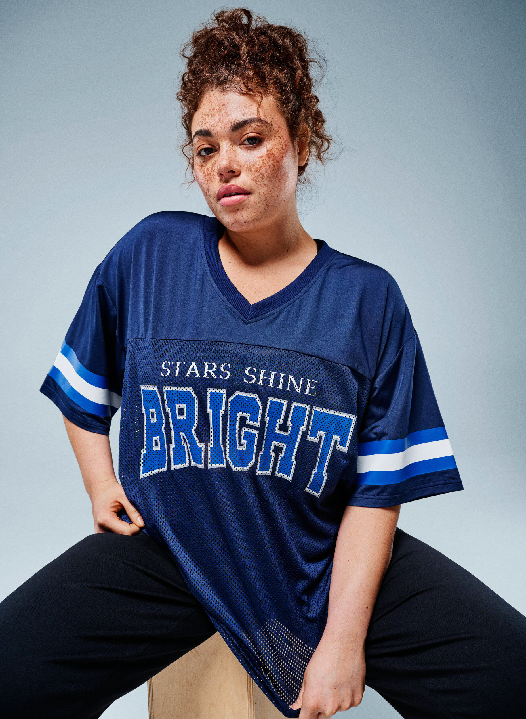 Zizzi Trainingsshirt mit V-Ausschnitt und Frontprint, Blau, Image image number 0