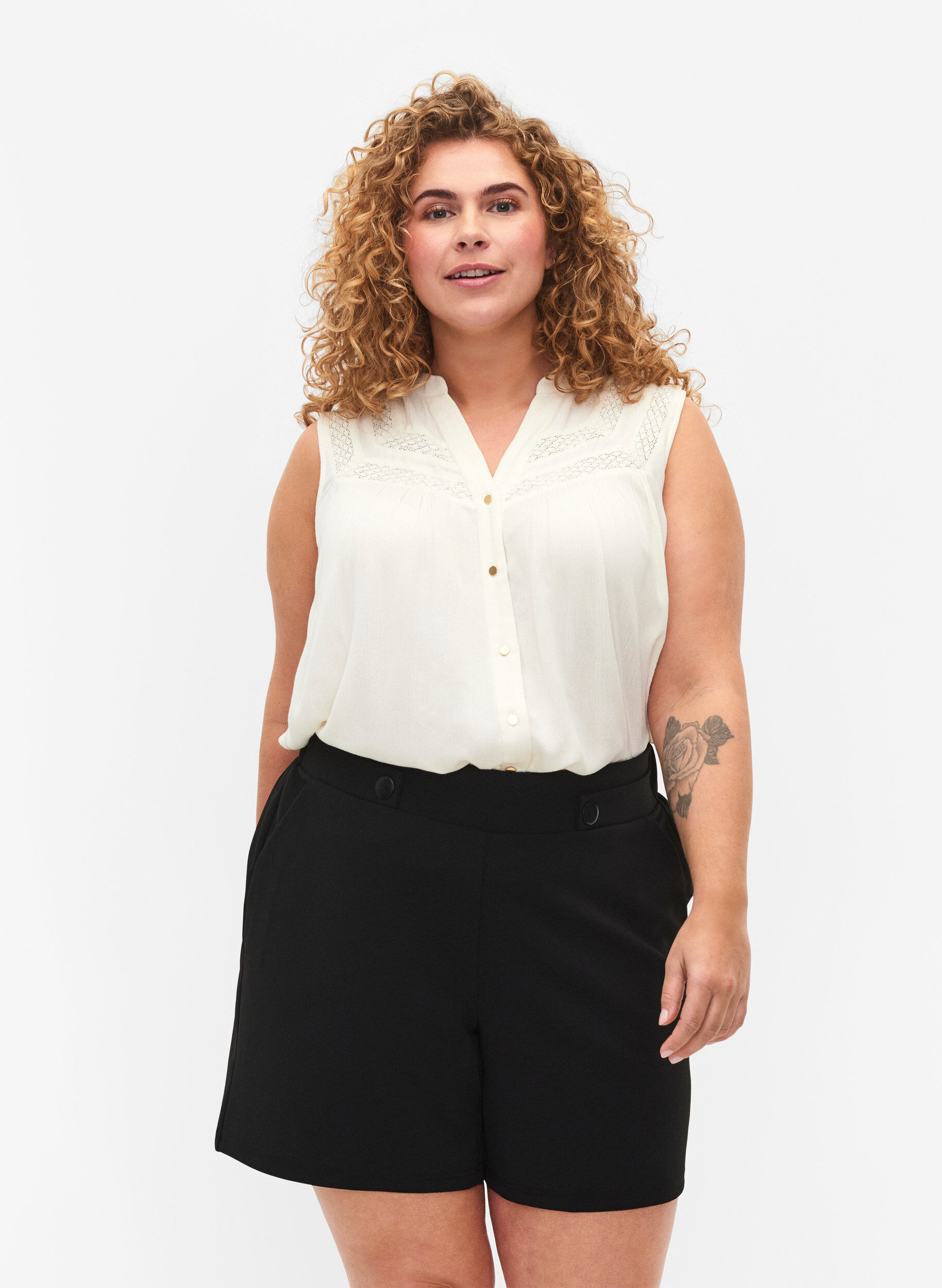 Shorts mit Taschen und lockerer Passform, Schwarz, Model