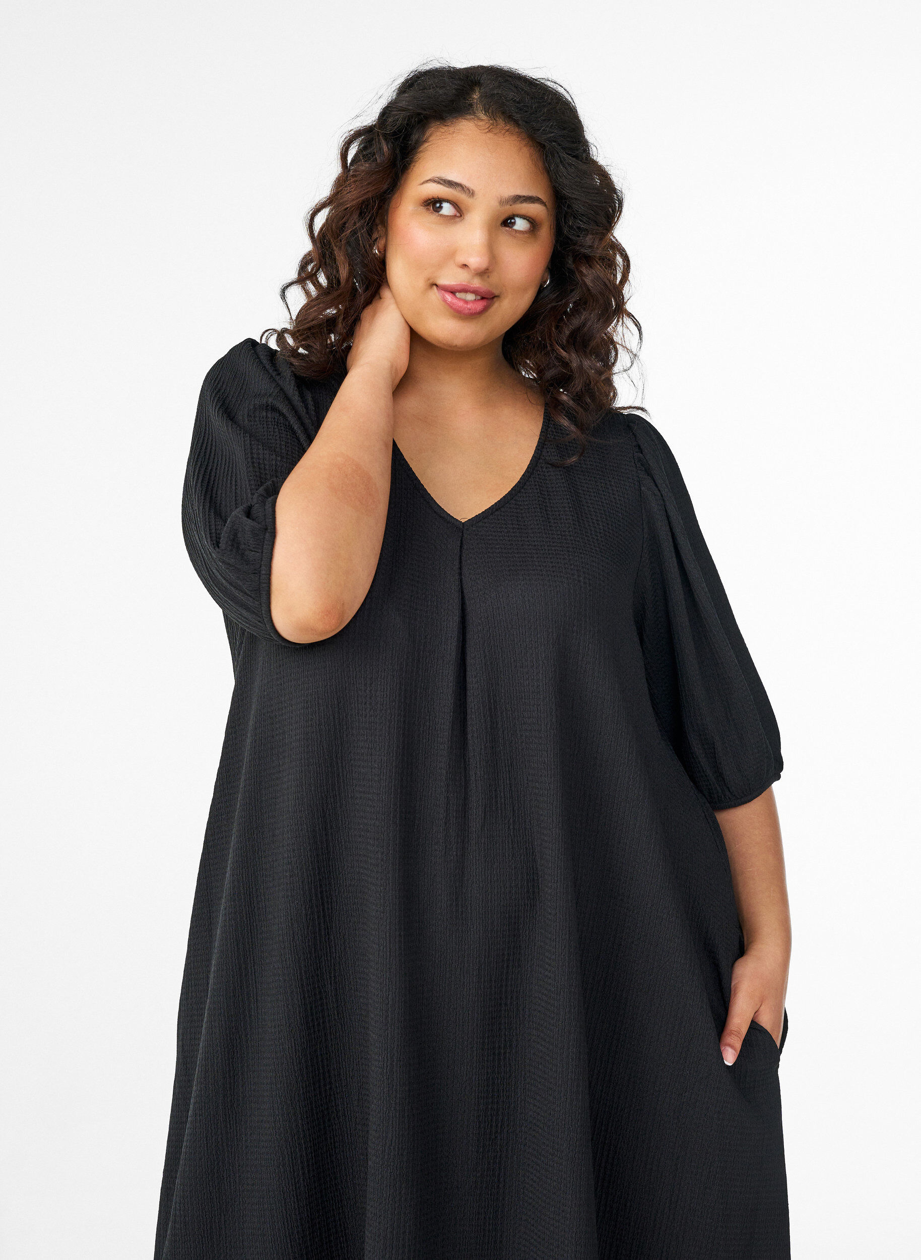 ZizziMidikleid mit V-Ausschnitt und Struktur, Schwarz, Model image number 2