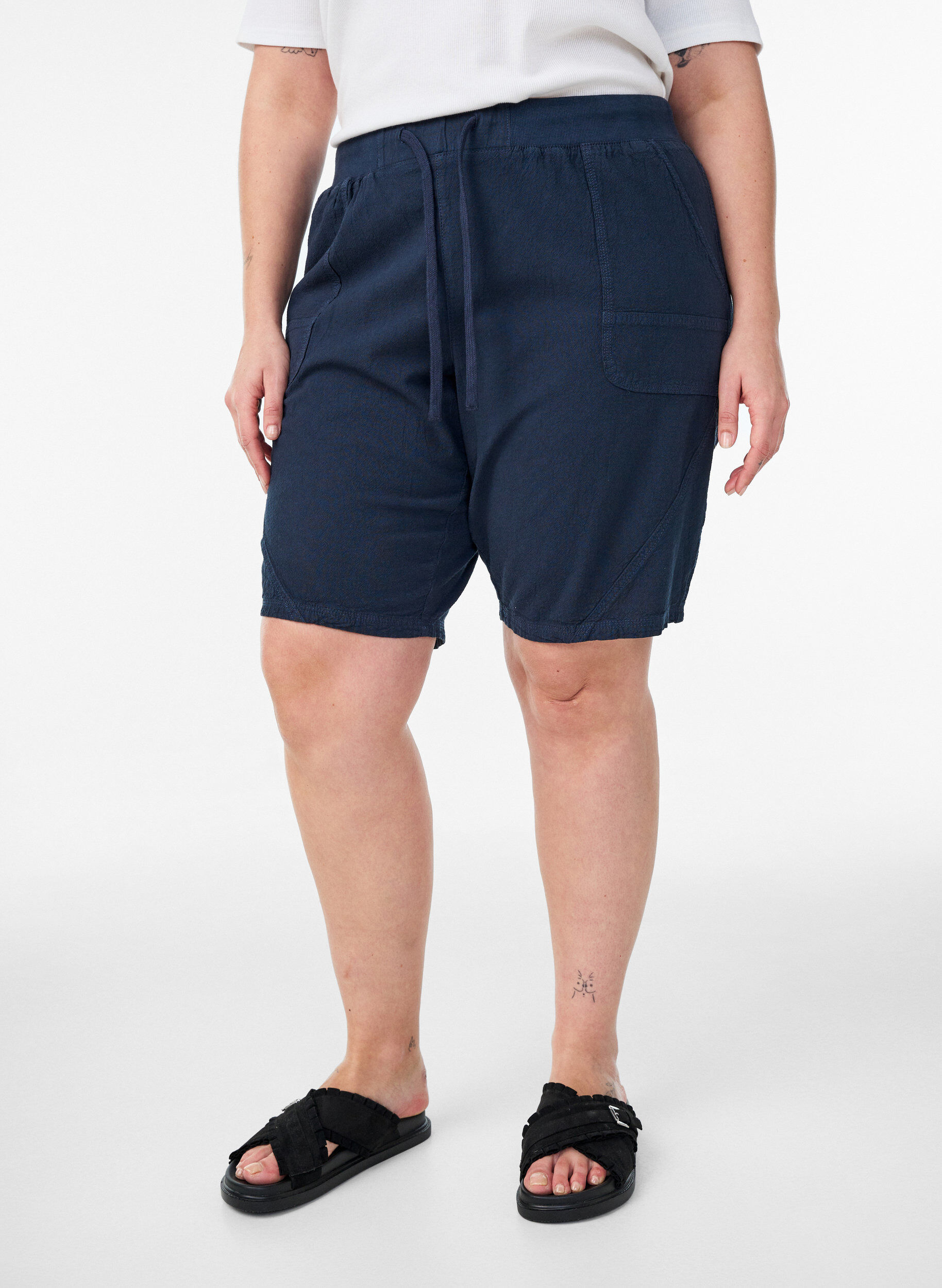 Zizzi Lockere Shorts aus Baumwolle mit Taschen, Blau, Model image number 3