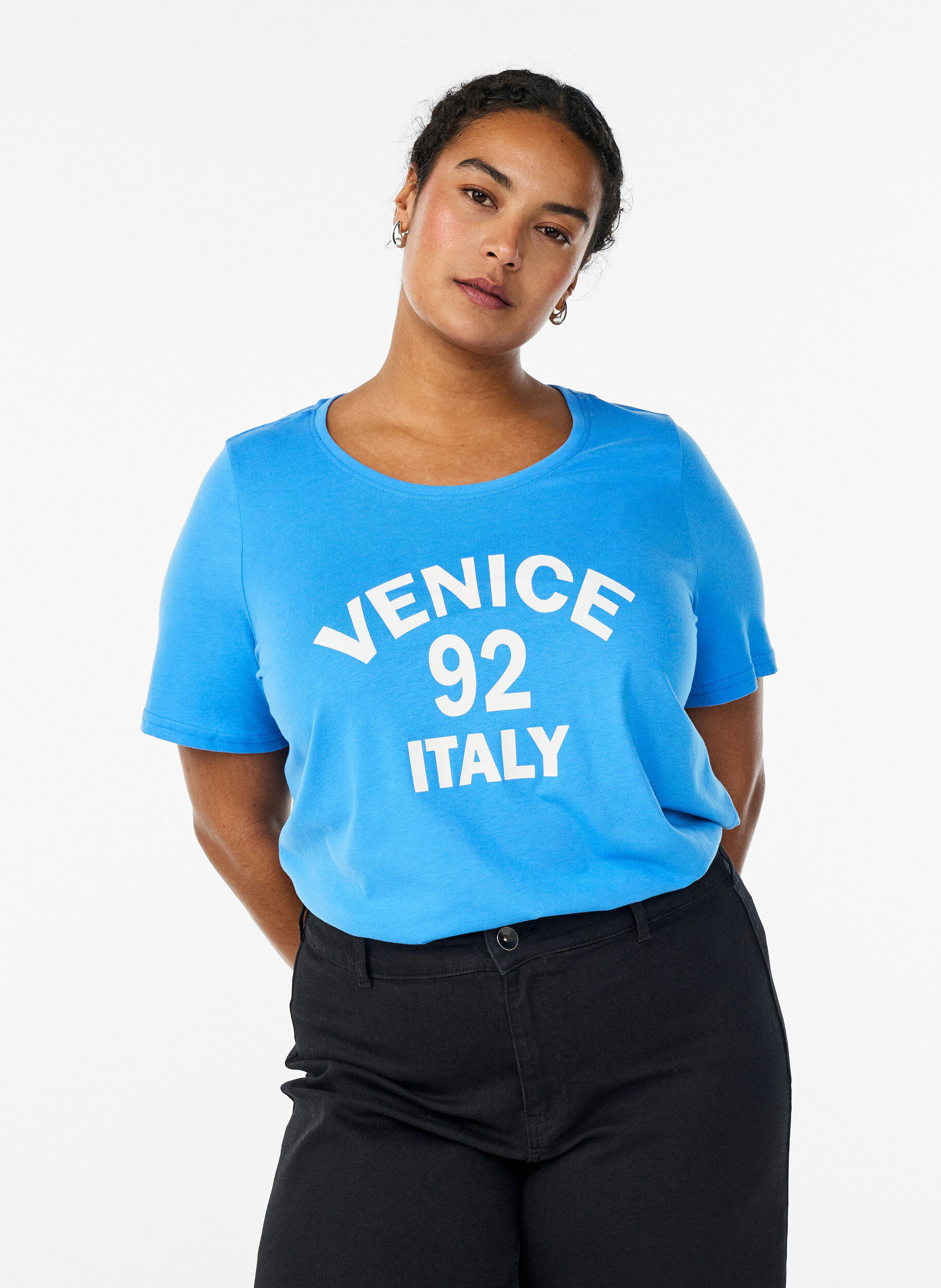 Zizzi T-Shirt mit Print, Blau, Model image number 0