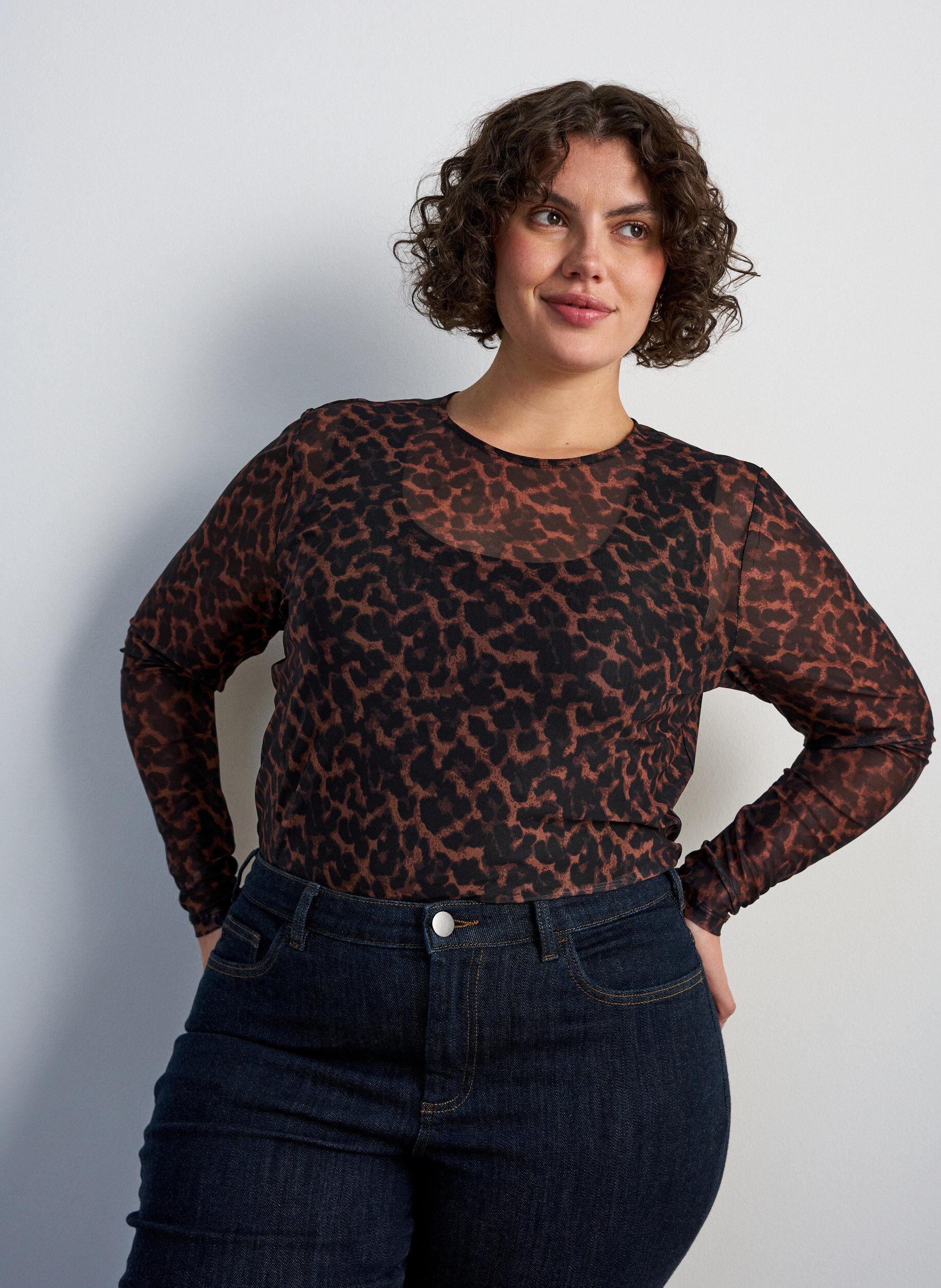 Bluse aus Mesh mit Print, Braun, Model