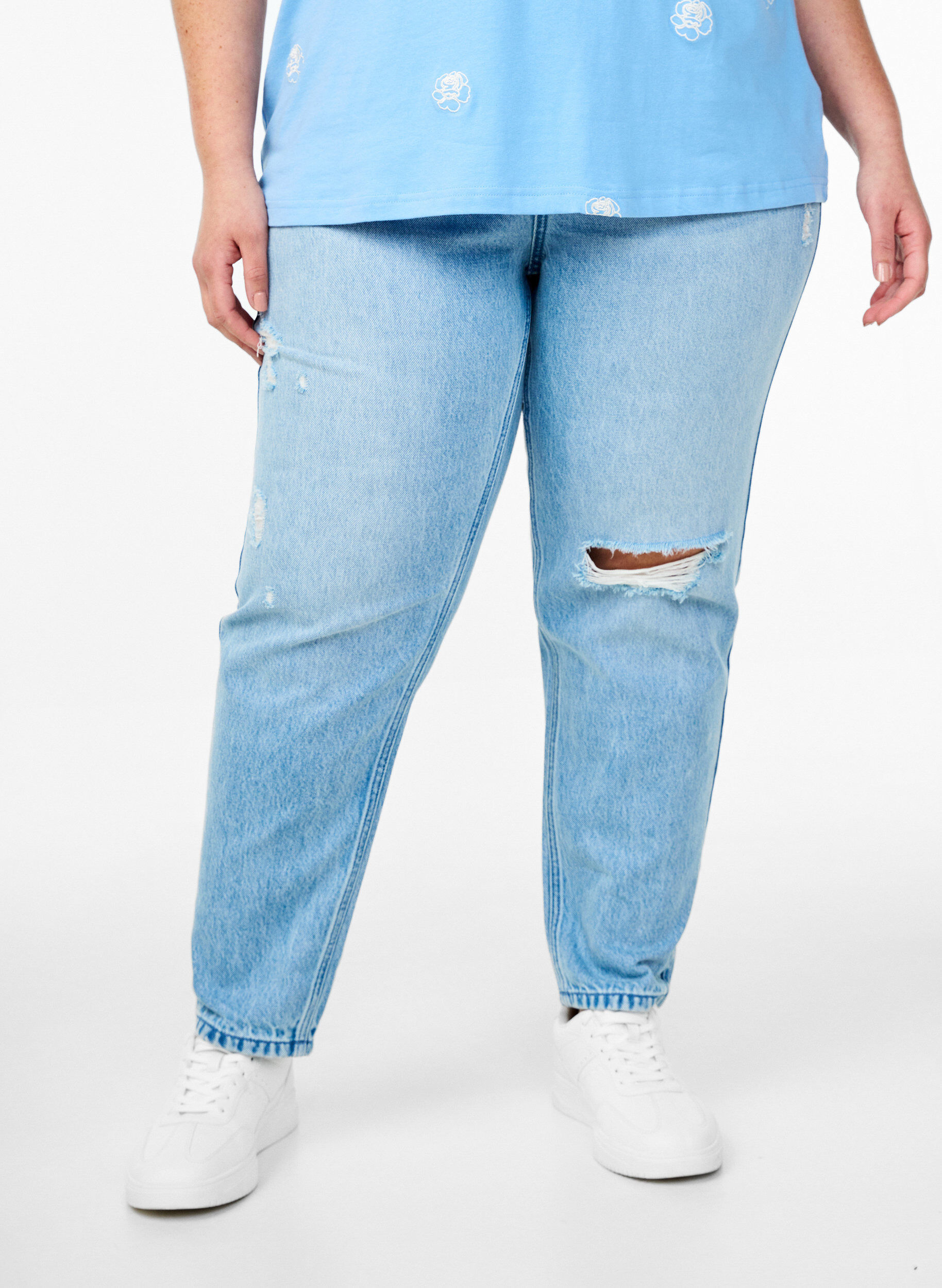 Zizzi Mille Mom Fit Jeans mit Destroyed-Details, Blau, Model image number 2