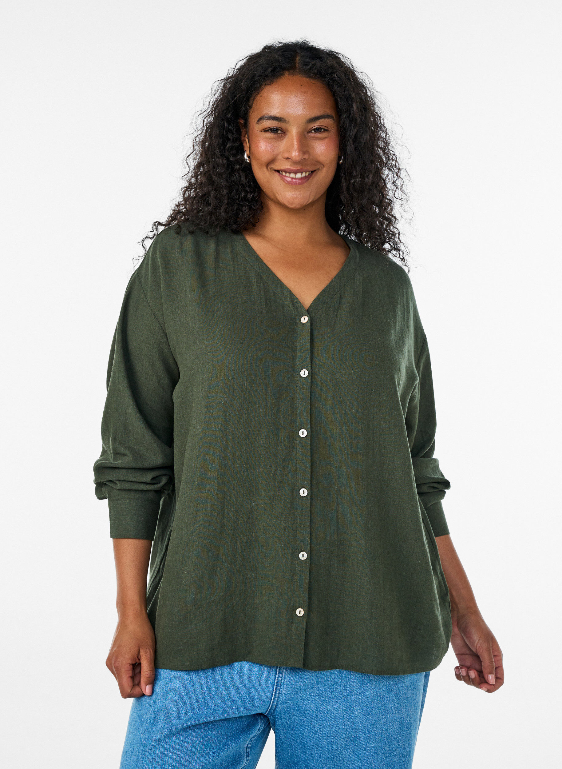 Bluse aus Leinen und Viskose mit V-Ausschnitt, Gr&uuml;n, Model