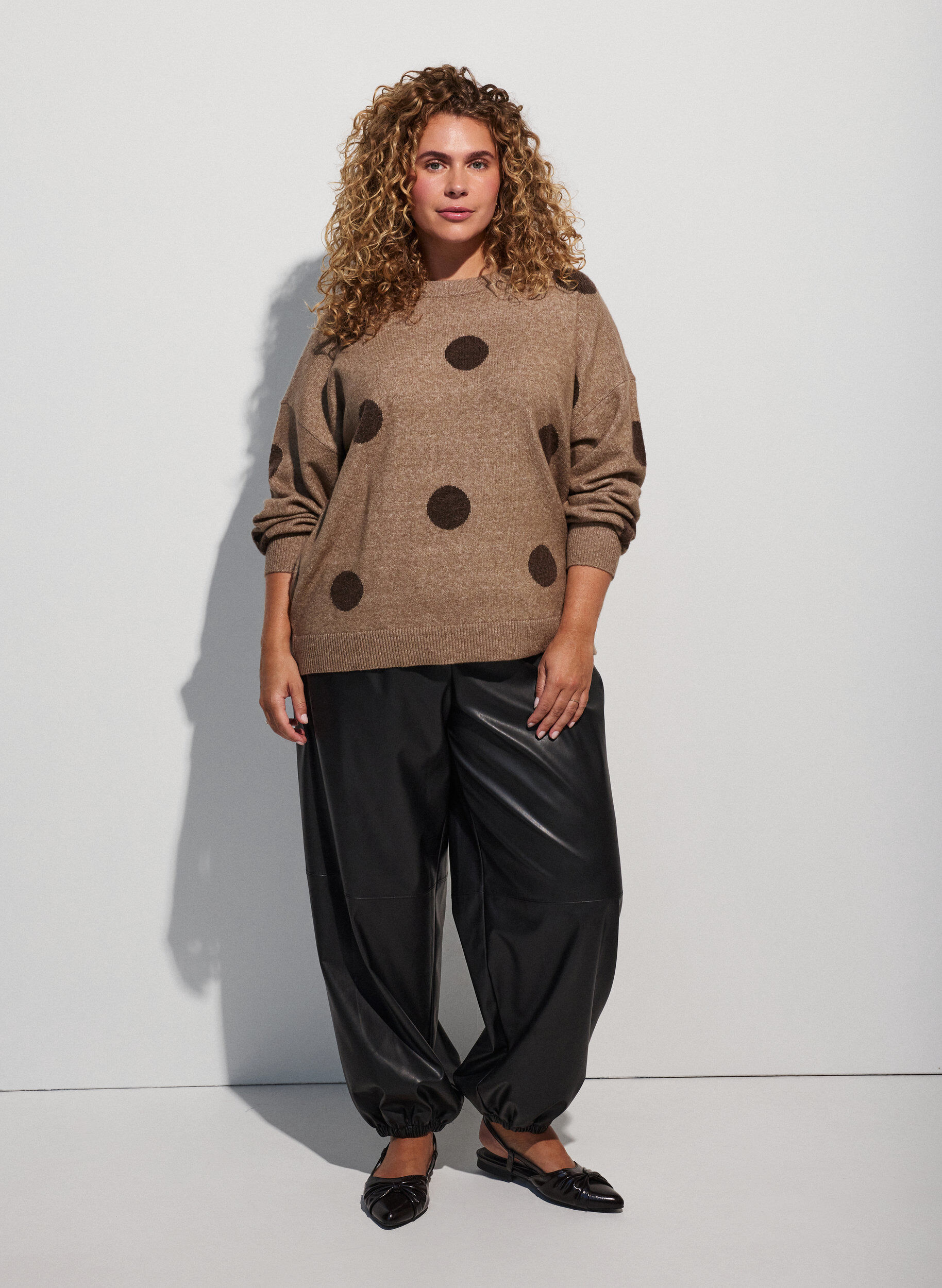 ZizziStrickbluse mit gepunktetem Muster, Braun, Model image number 1