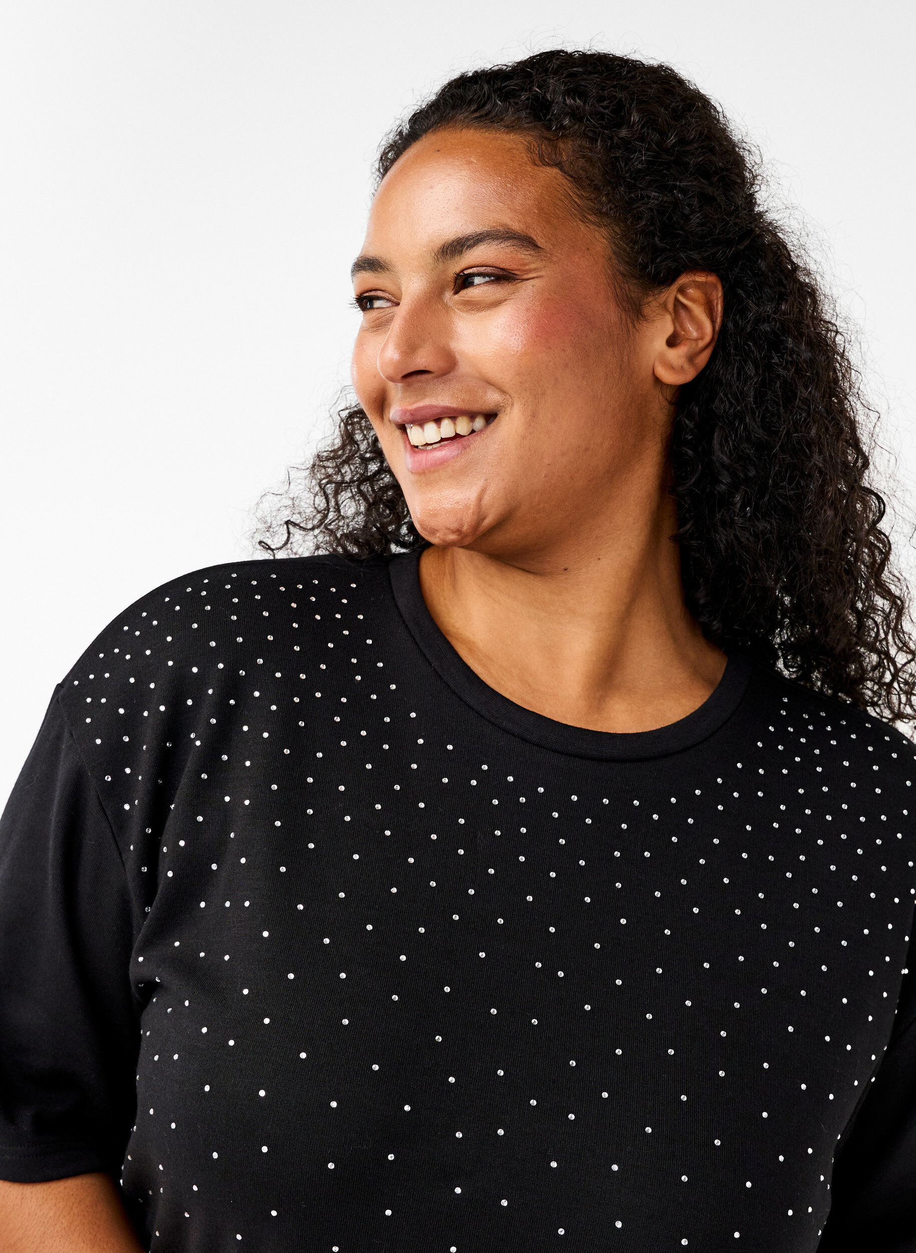 Zizzi T-Shirt mit Strasssteinen und Rundhalsausschnitt, Schwarz, Model image number 3