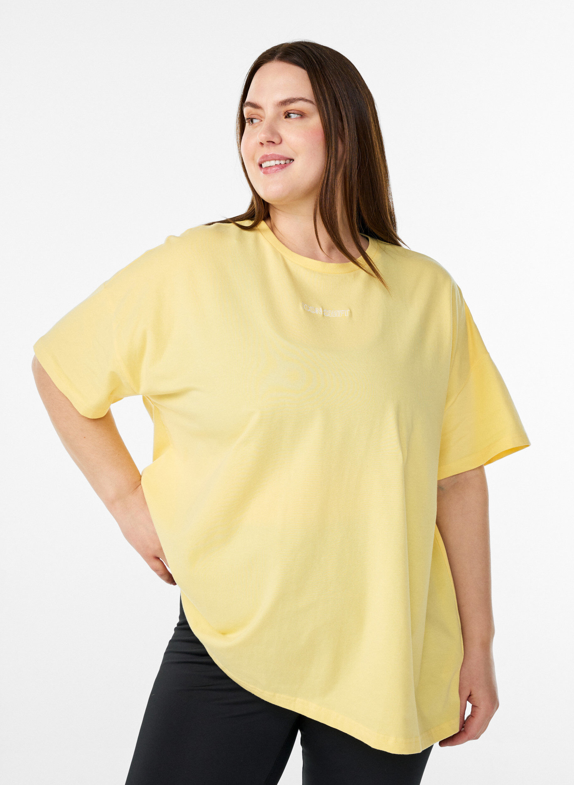 Zizzi T-Shirt aus Bio-Baumwolle mit kleinem Frontmotiv, Gelb, Model image number 0
