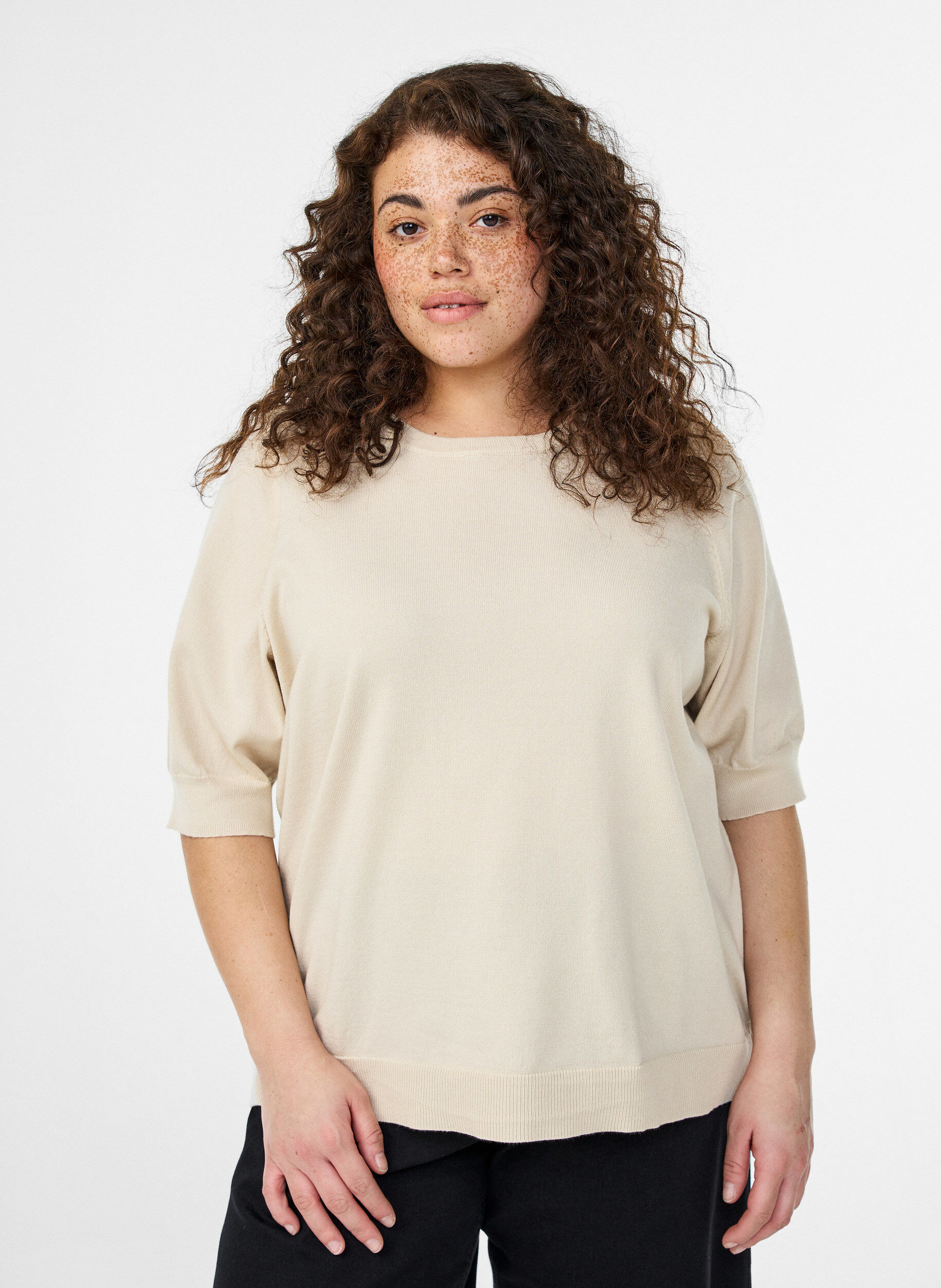 Zizzi Fein gestrickte Bluse mit kurzen &Auml;rmeln, Beige, Model image number 0