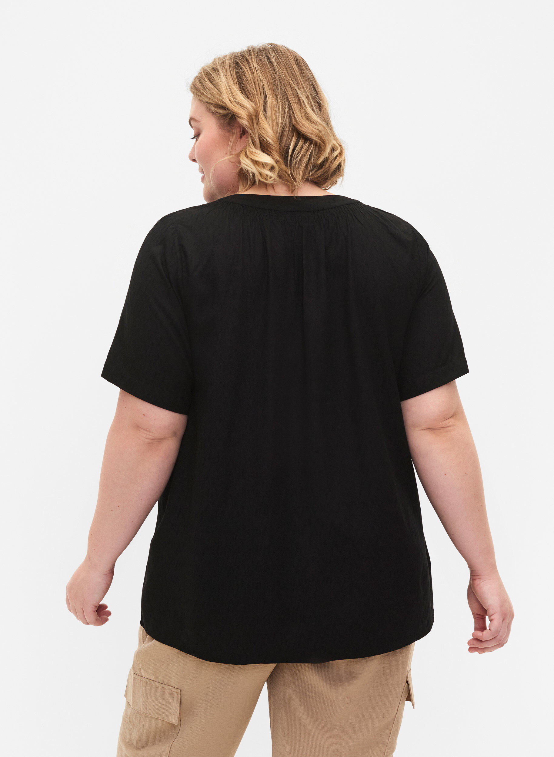 Zizzi Kurz&auml;rmlige Viskosebluse mit V-Ausschnitt, Black, Model image number 1