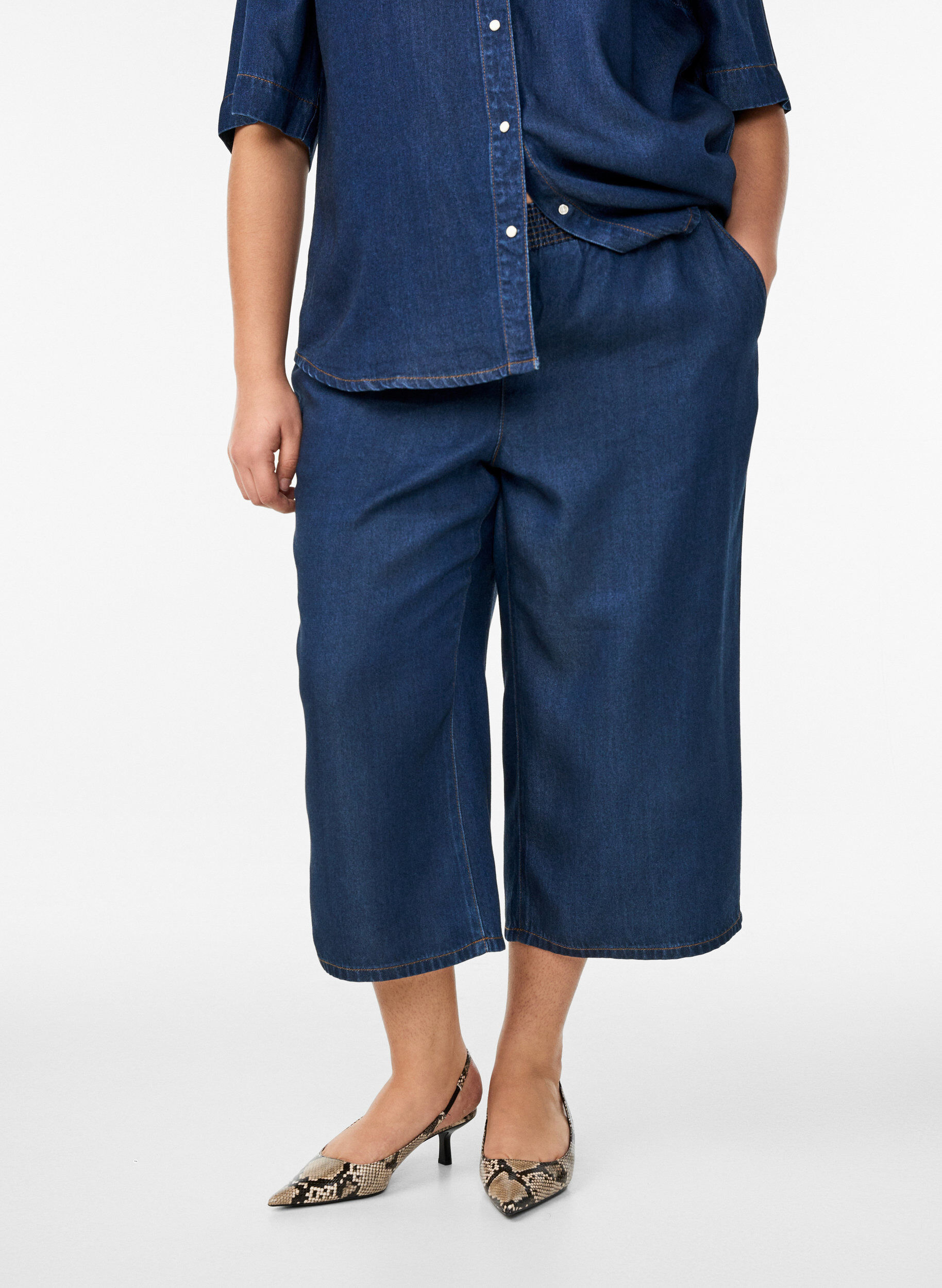 Zizzi Culotte aus Lyocell mit weitem Bein in Jeans-Optik, Blau, Model image number 2