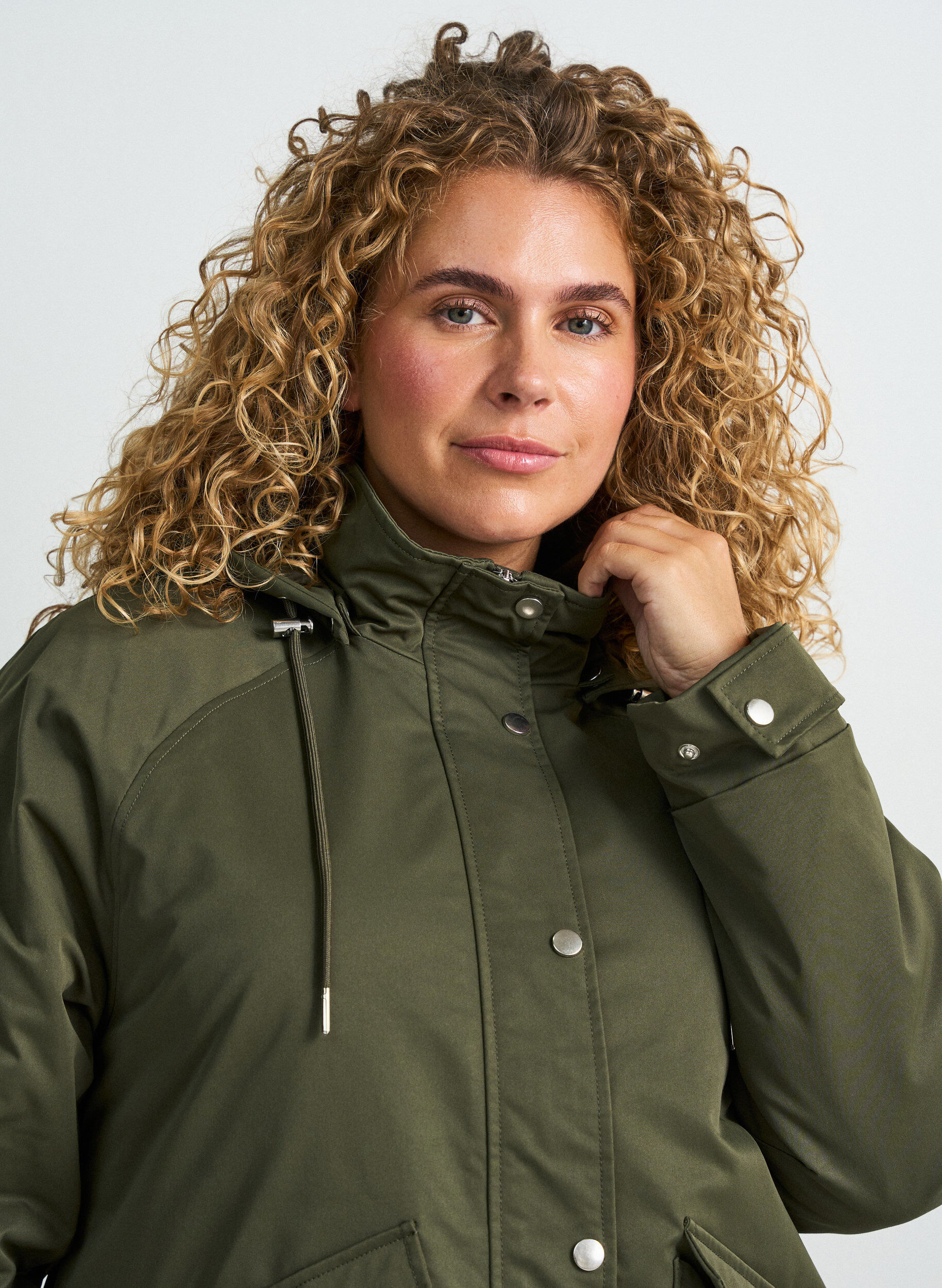 ZizziGepolsterter Parka mit einer abnehmbaren Kapuze, Gr&uuml;n, Model image number 3