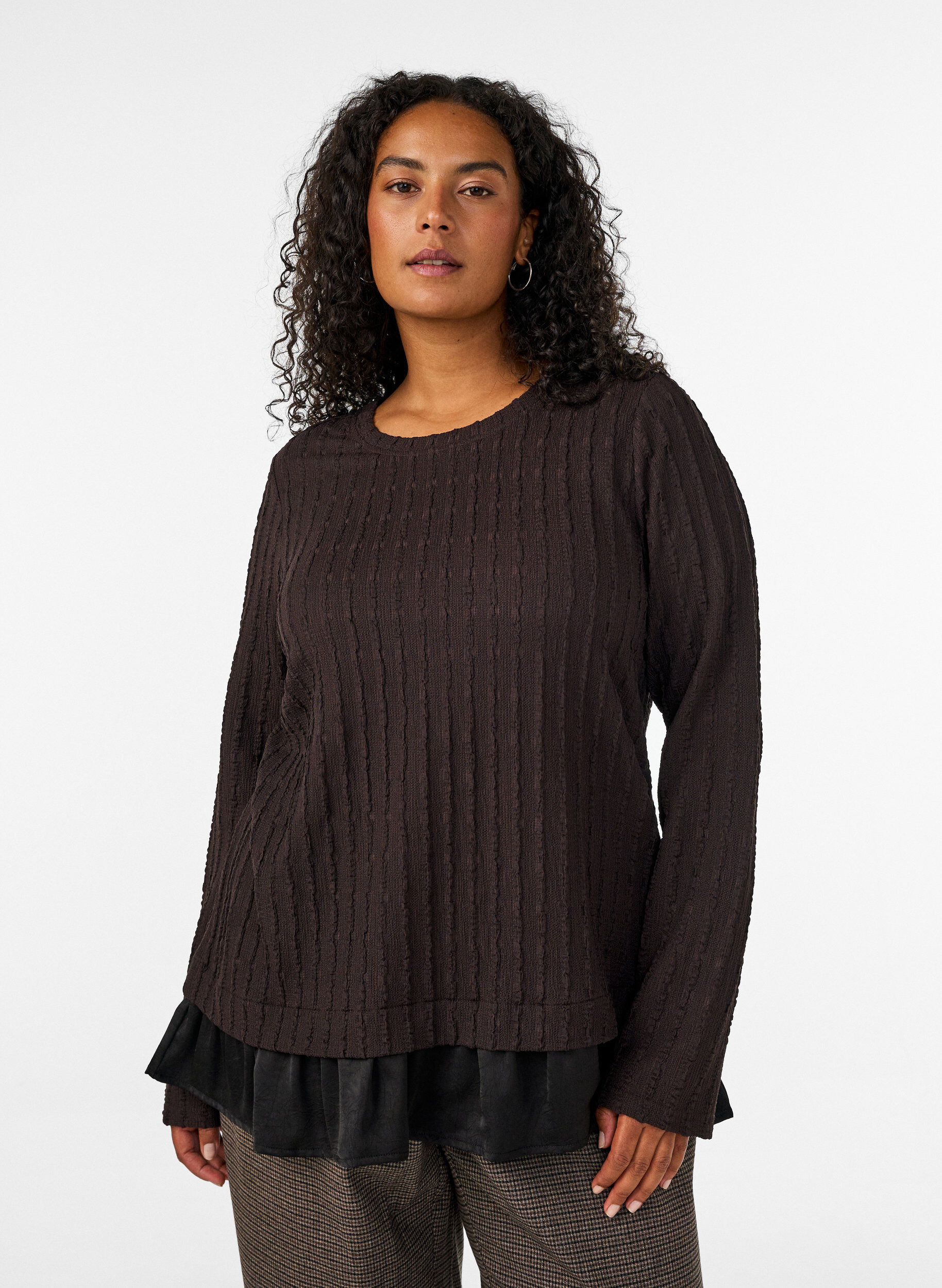 Strukturierte Bluse mit R&uuml;schensaum, Braun, Model