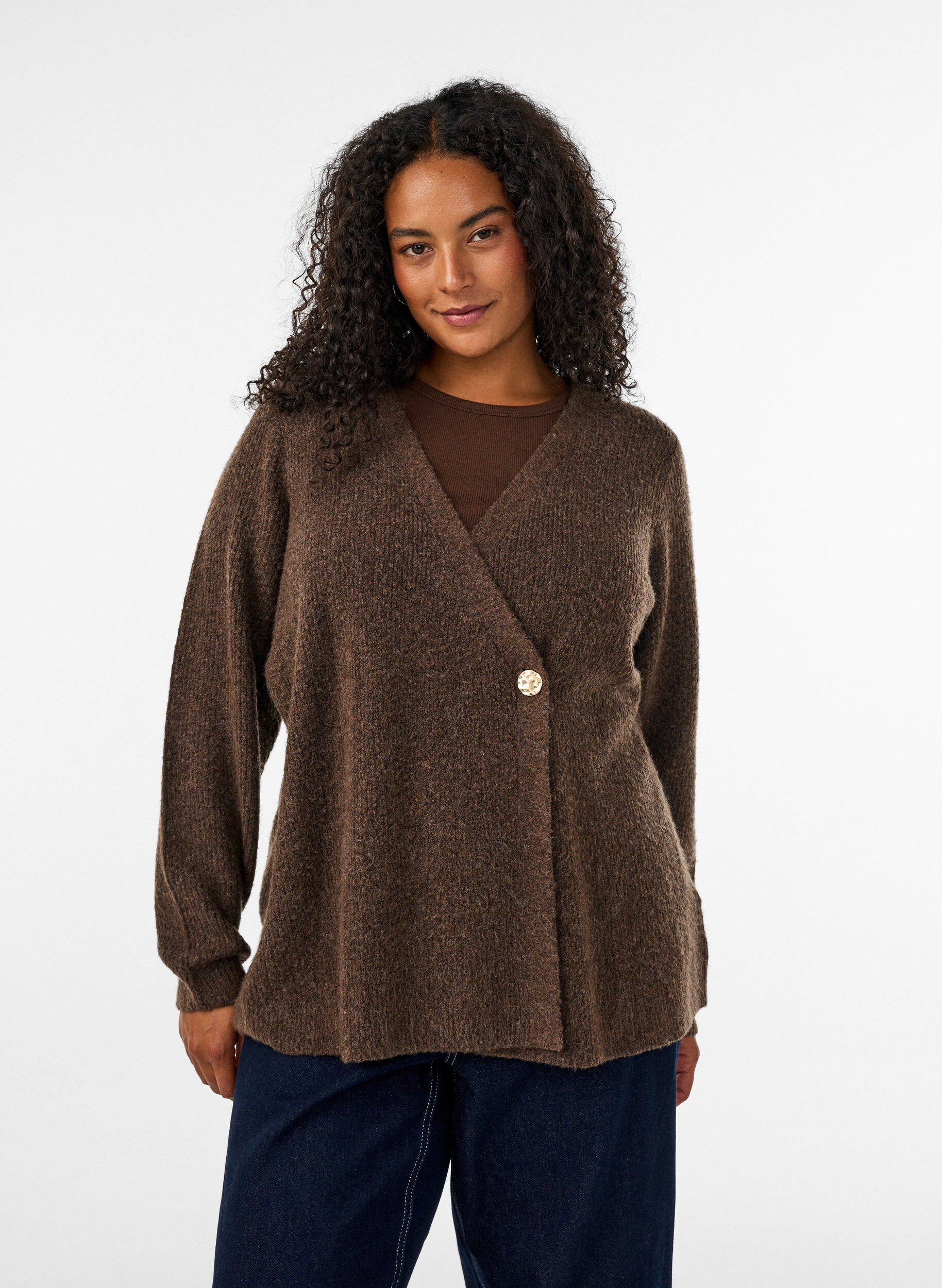 Strickjacke mit asymmetrischem Verschluss, Braun, Model