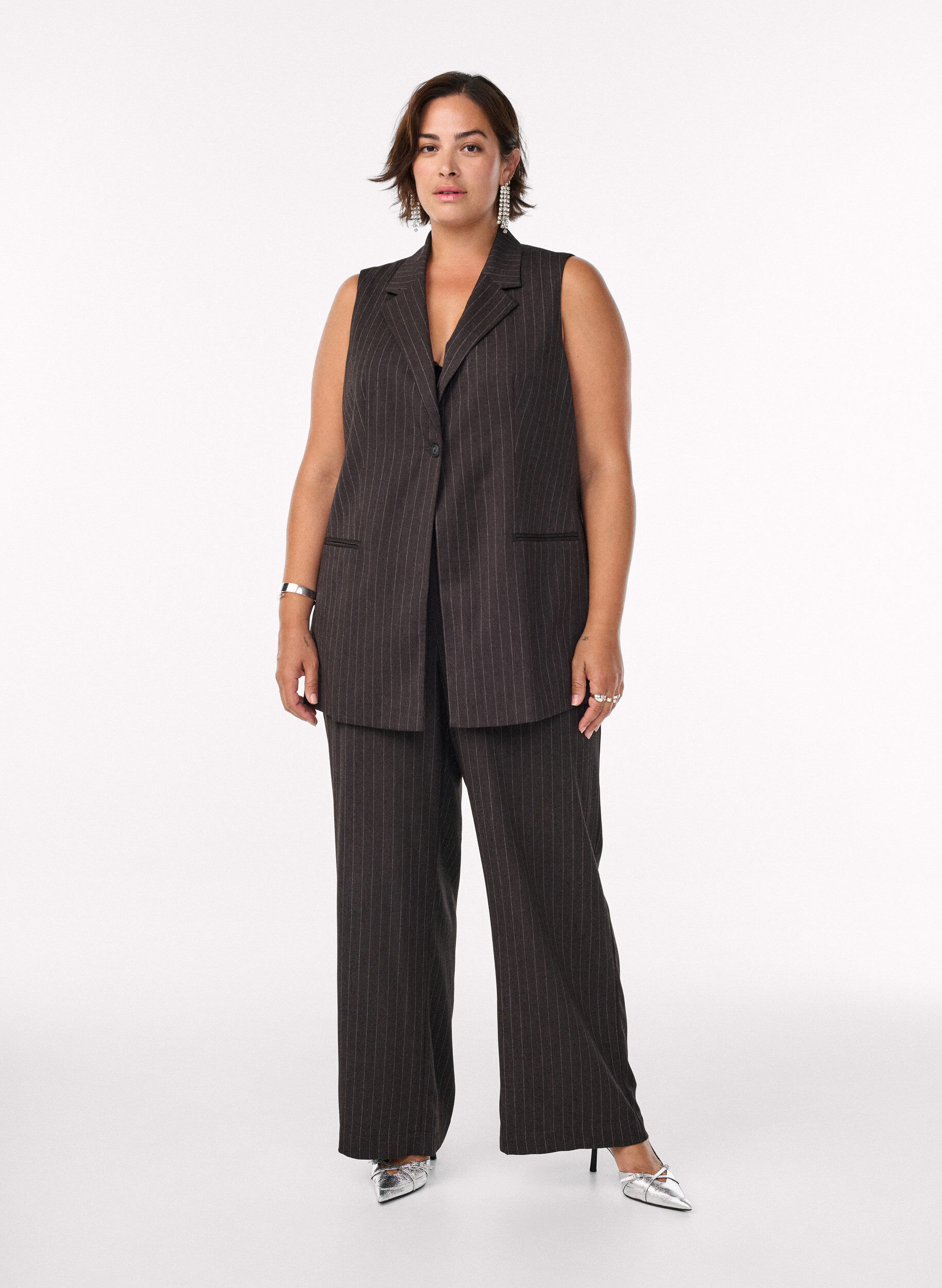 Zizzi Nadelstreifenweste mit Revers, Braun, Model image number 1