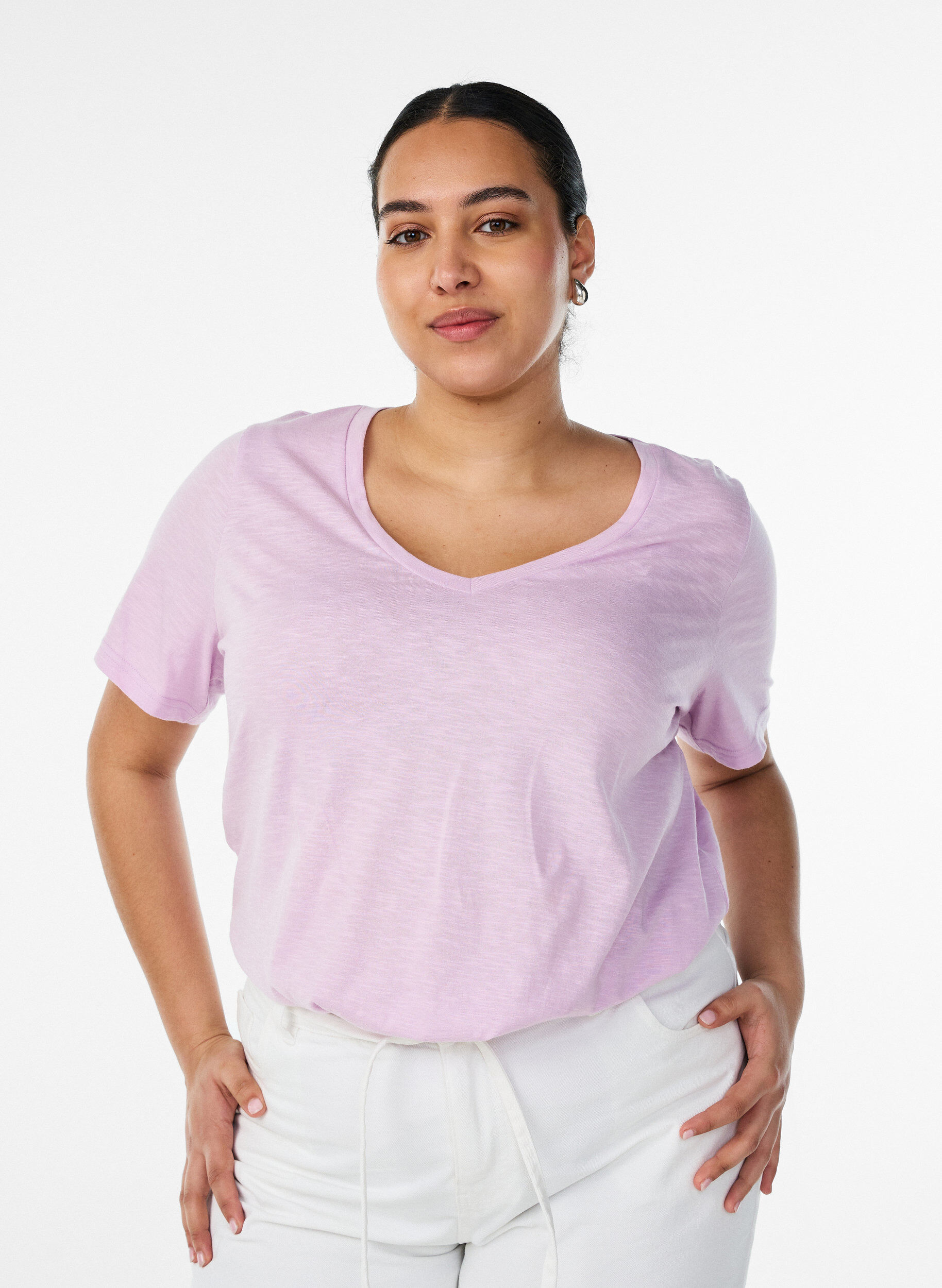 Zizzi Kurz&auml;rmeliges Basic T-Shirt mit V-Ausschnitt, lila, Model image number 0