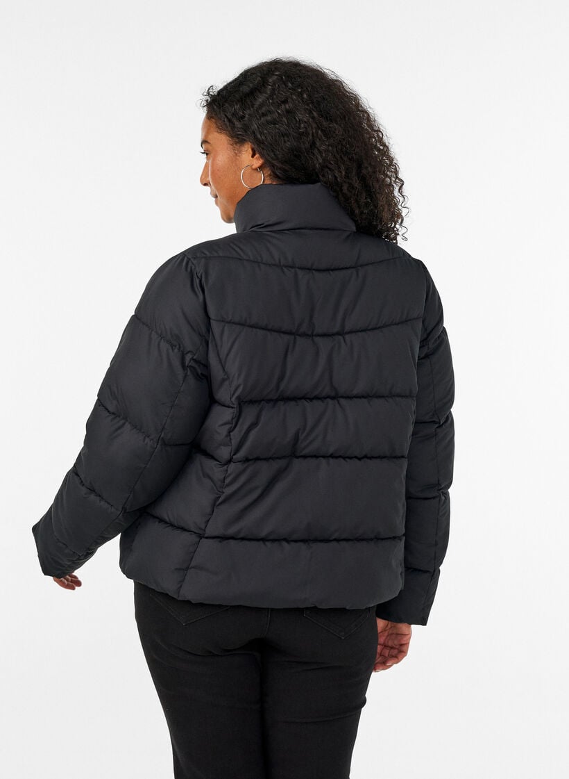 Kurze Pufferjacke mit hohem Kragen, Schwarz, Model image number 2