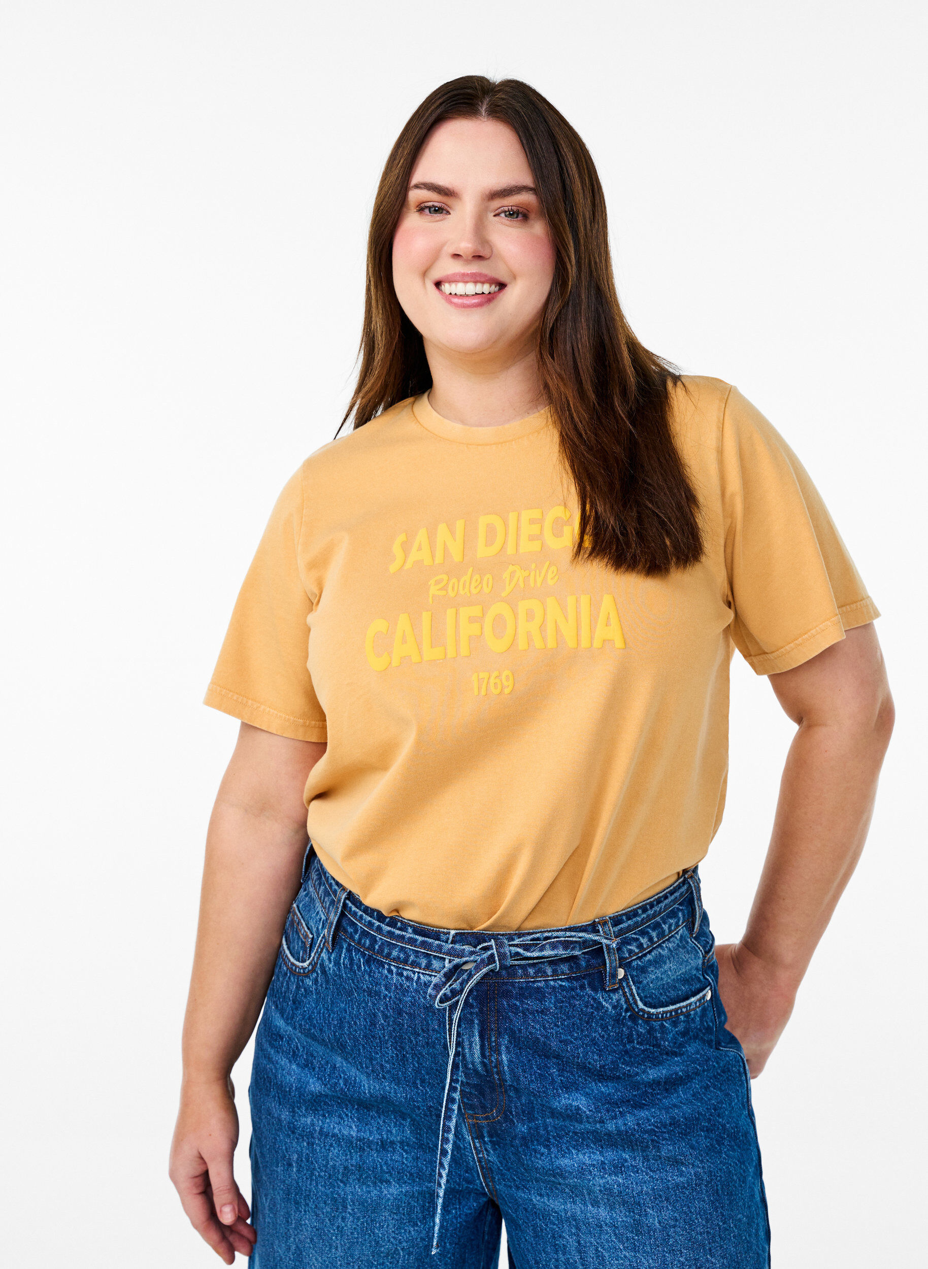 T-Shirt aus Bio-Baumwolle mit coolem Print, Gelb, Model