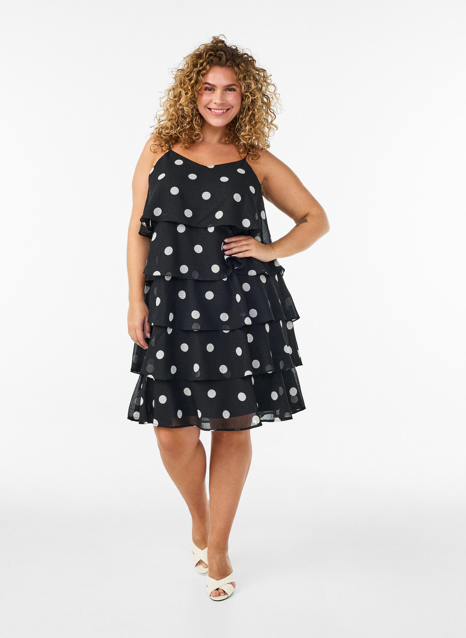 ZizziLagenkleid mit R&uuml;schen und Spaghettitr&auml;gern, Schwarz, Model image number 1