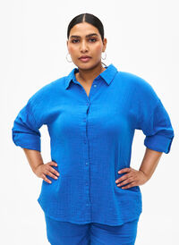 Hemd mit Kragen aus Baumwoll-Musselin, Victoria blue, Model