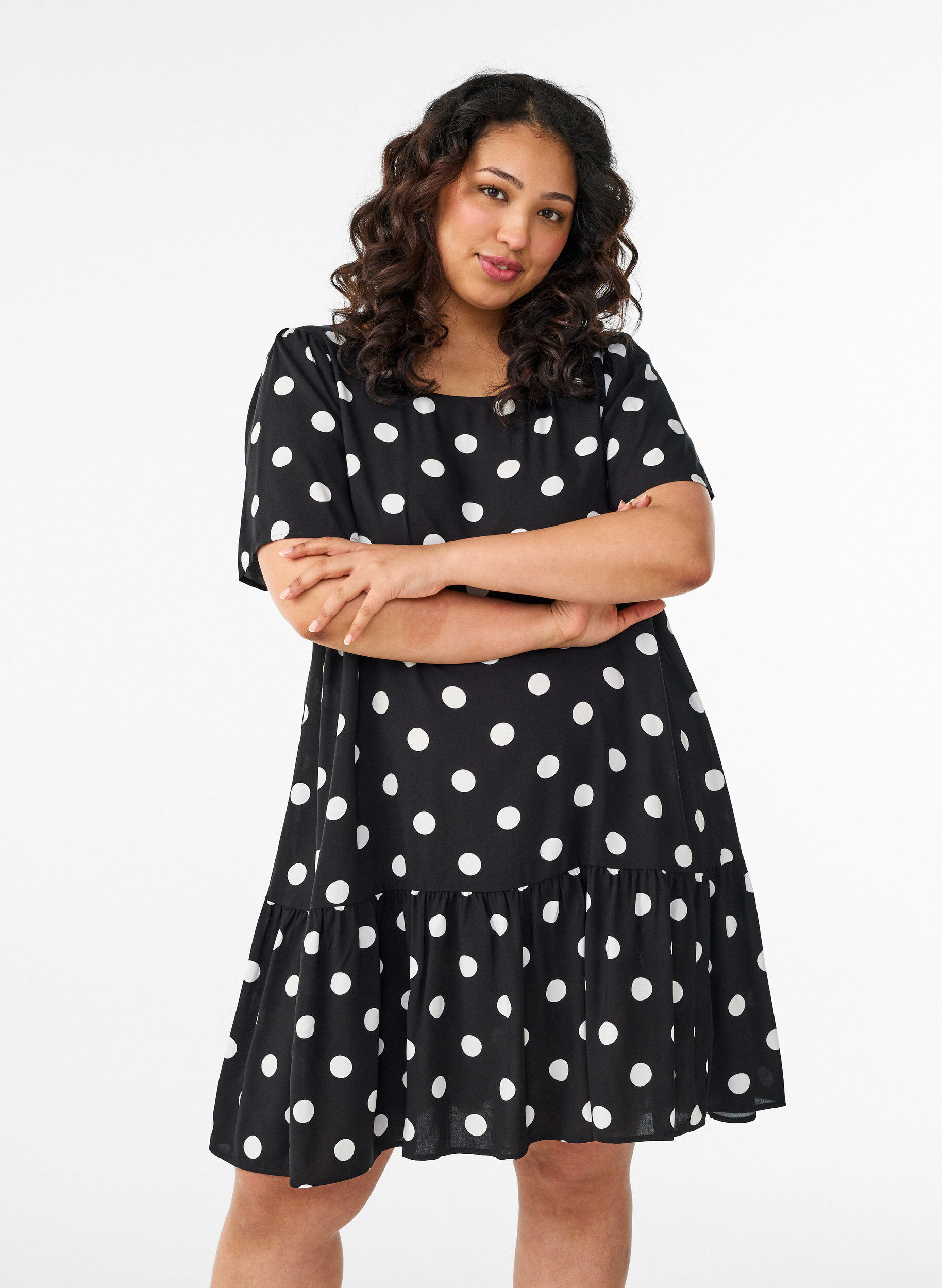 Kleid aus Viskose mit Schnittlinie, Schwarz, Model