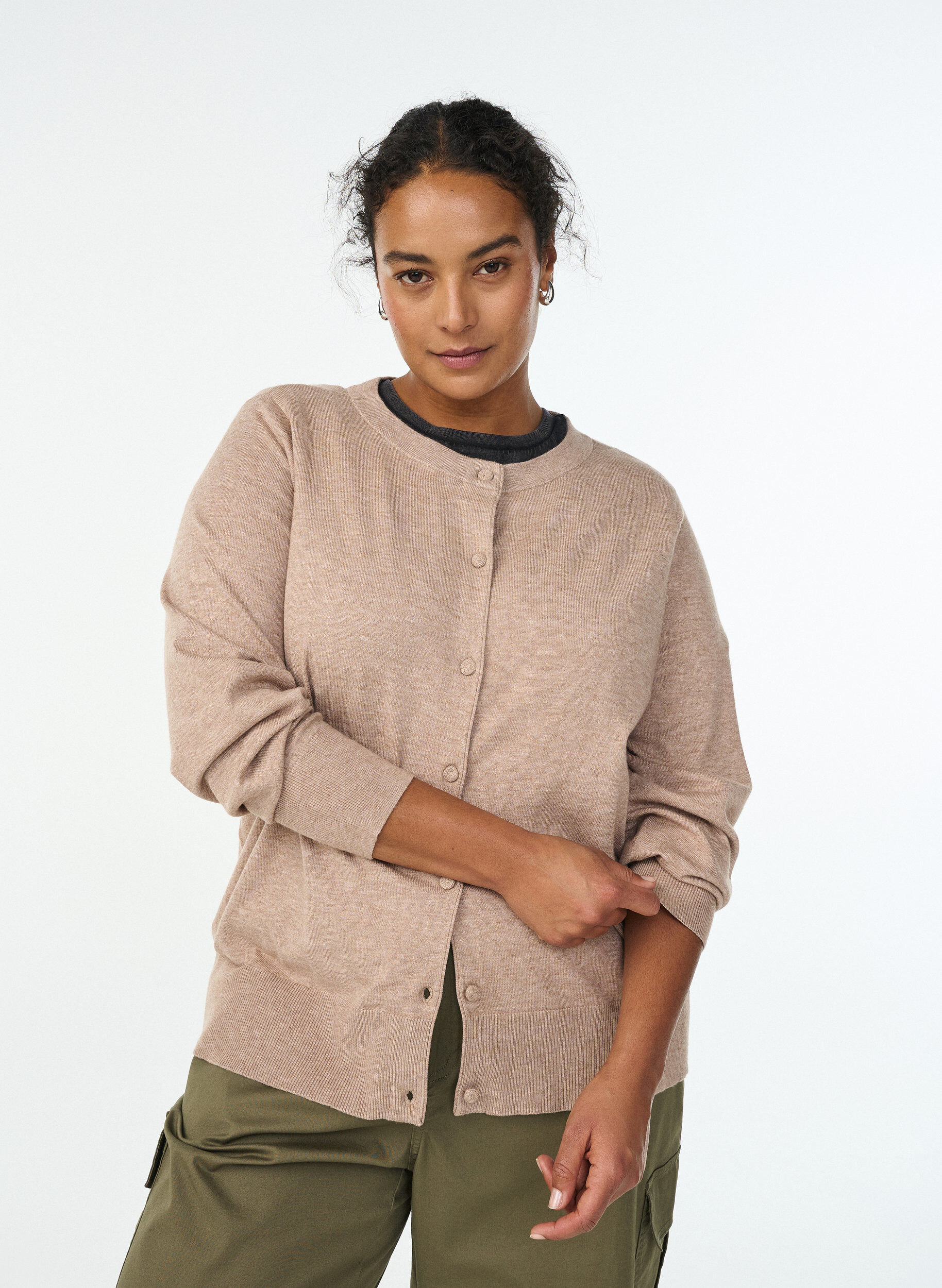 Strickjacke mit Rundhalsausschnitt und stoffbezogenen Kn&ouml;pfen, Beige, Model