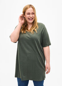 Einfarbiges Oversize T-Shirt mit V-Ausschnitt, Thyme, Model
