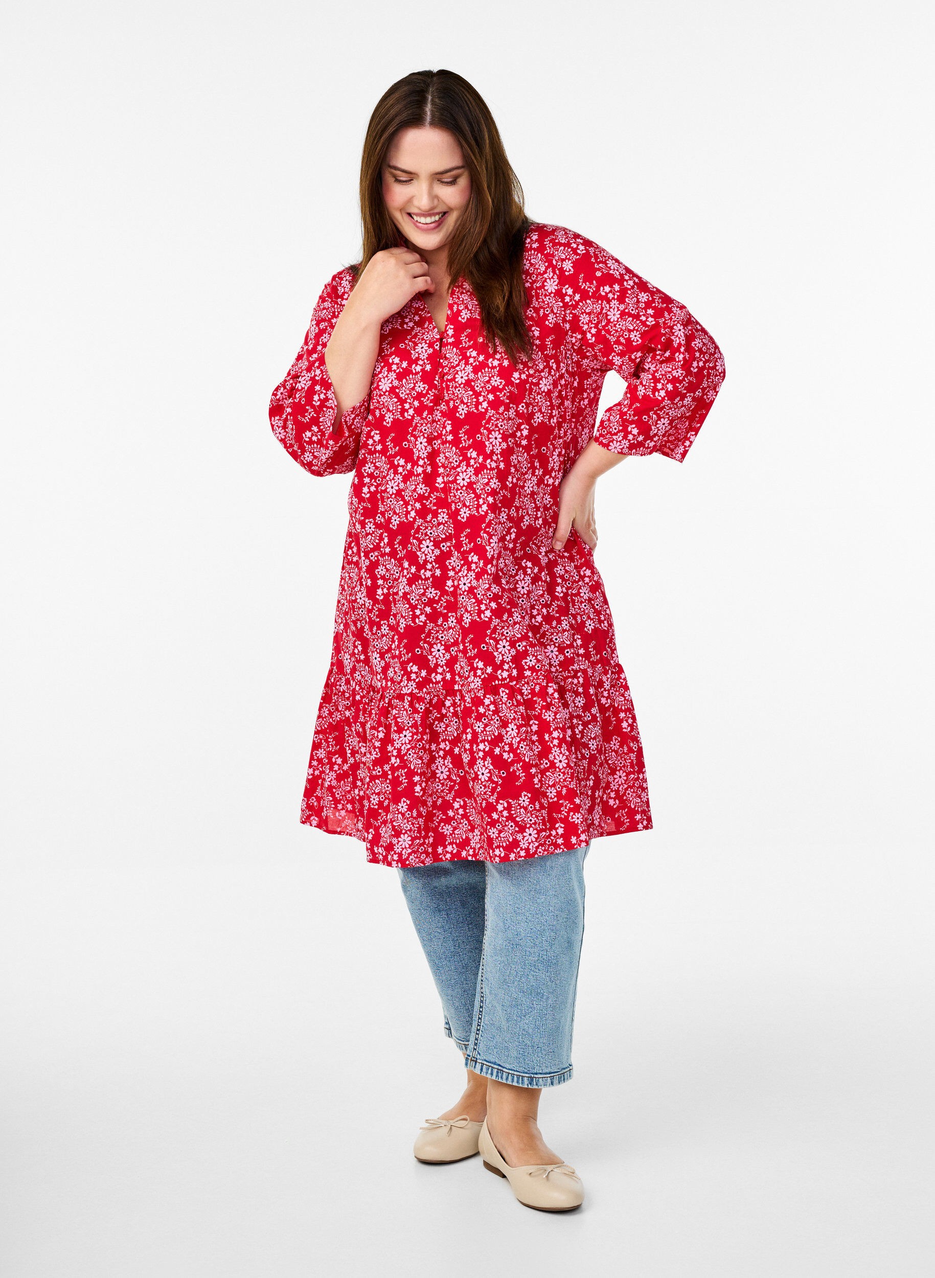 Zizzi Knielanges Kleid mit gebl&uuml;mtem Print und 3/4-&Auml;rmeln, Rot, Model image number 1