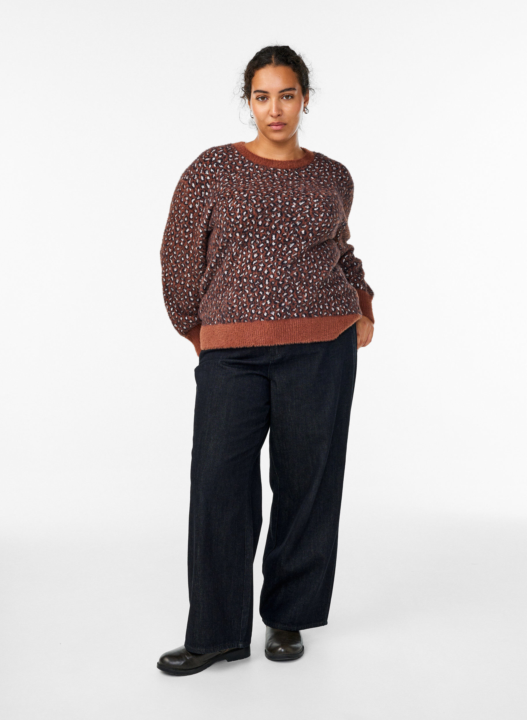 Zizzi Strickpullover mit Animalprint und flauschigem Finish, Rot, Model image number 1