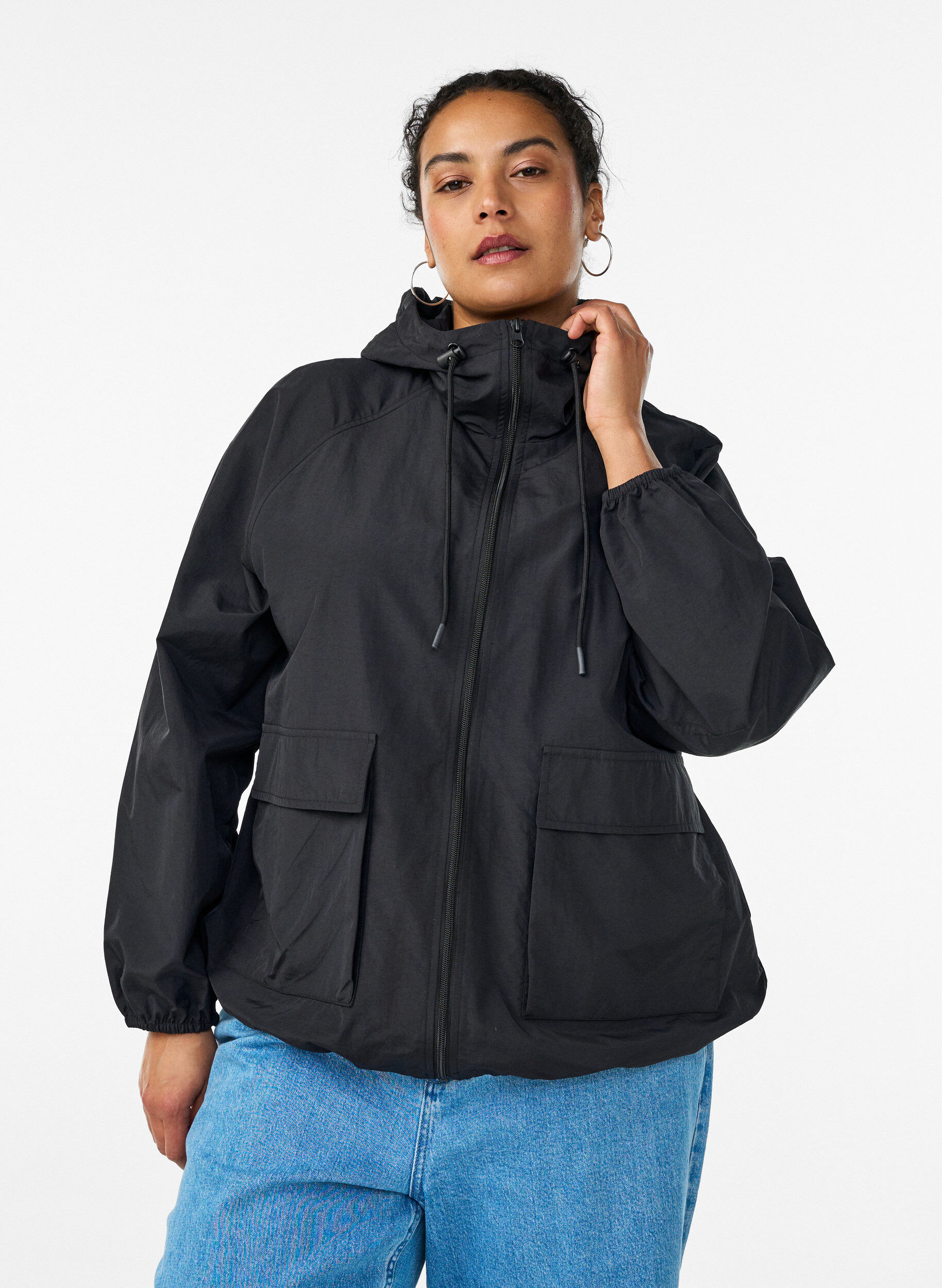 Leichte Kapuzenjacke mit Taschen, Schwarz, Model