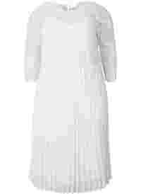 Plissiertes Kleid mit Spitze und 3/4-Ärmeln