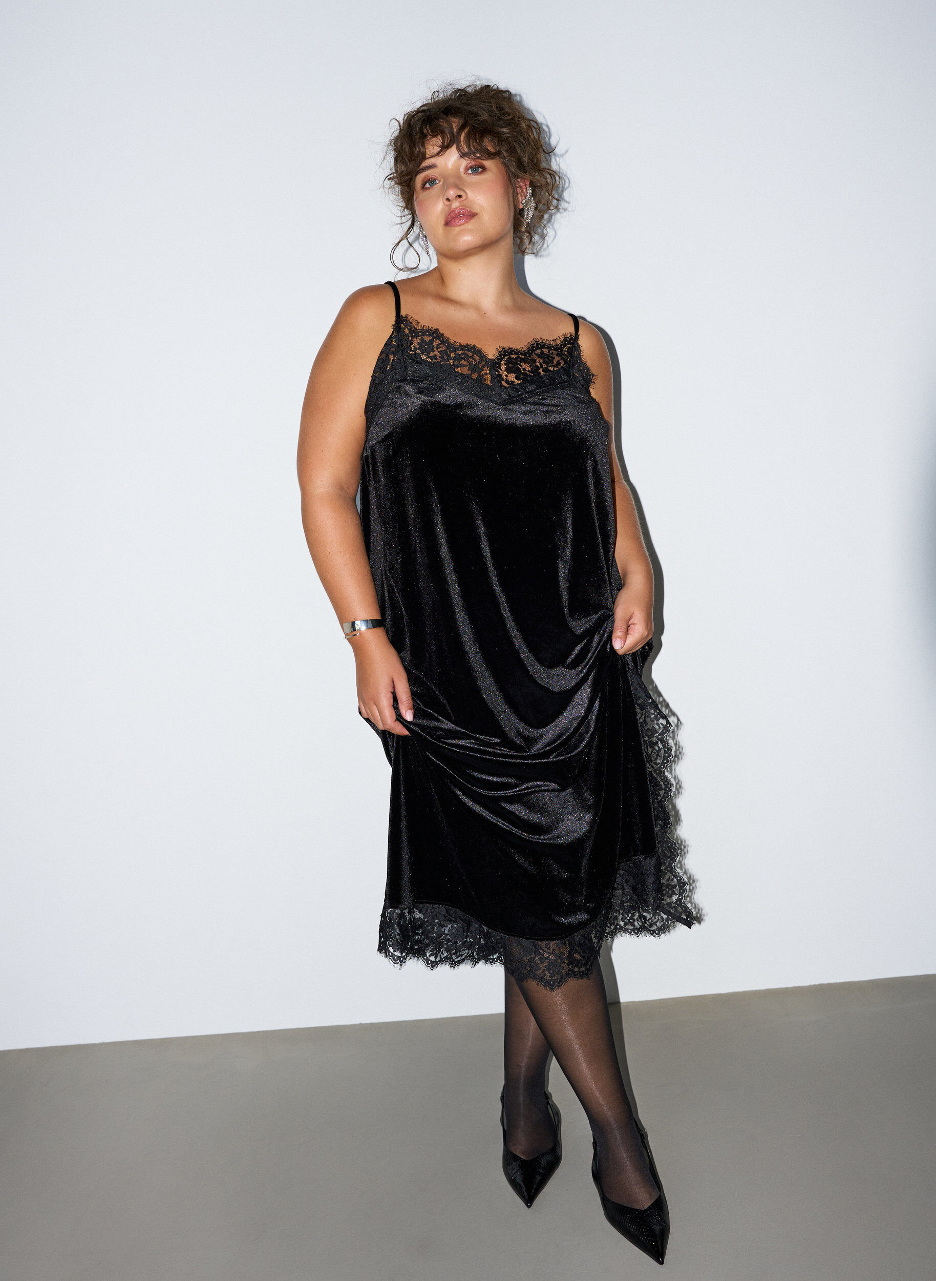 ZizziSamtkleid mit Spitze und Seitenschlitz, Schwarz, Model image number 0
