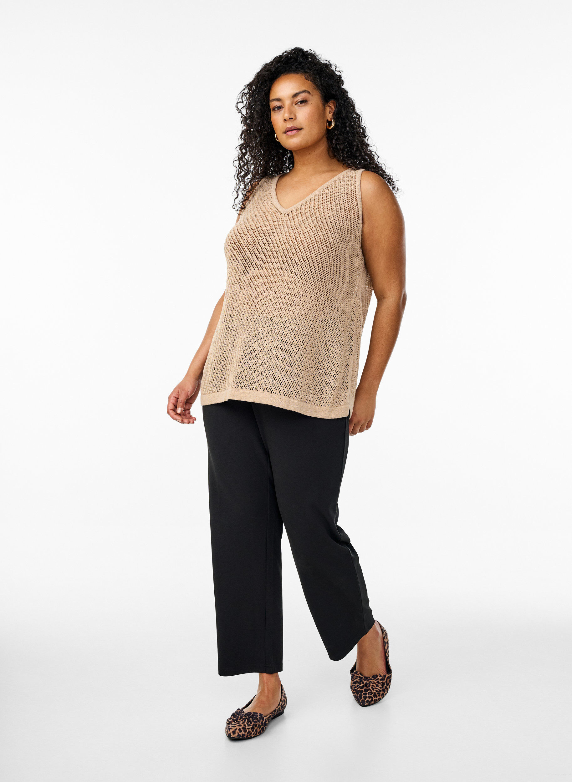 Zizzi FLASH - &Auml;rmelloser Stricktop mit V-Ausschnitt, Beige, Model image number 1
