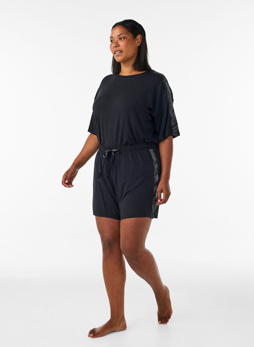 Pyjamashorts aus Modal mit Kontrastband, Schwarz, Model image number 1