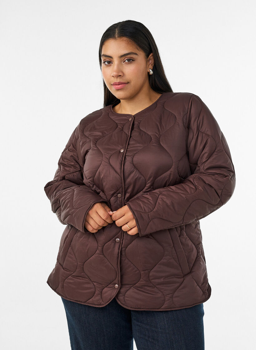 Steppjacke mit Druckkn&ouml;pfen und Rundhalsausschnitt, Braun, Model image number 0