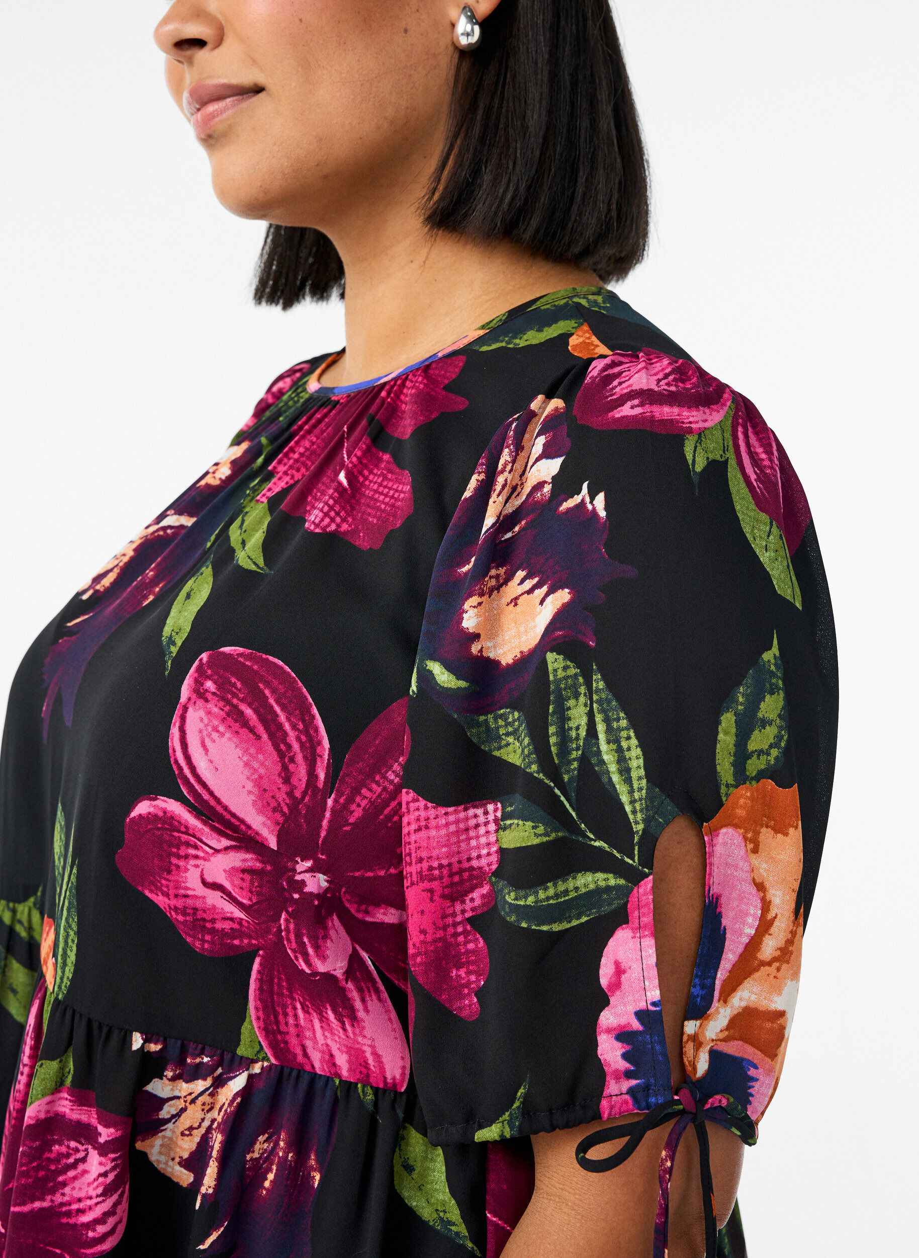 Zizzi Bluse mit gebl&uuml;mtem Print und Peplum, Schwarz, Model image number 3