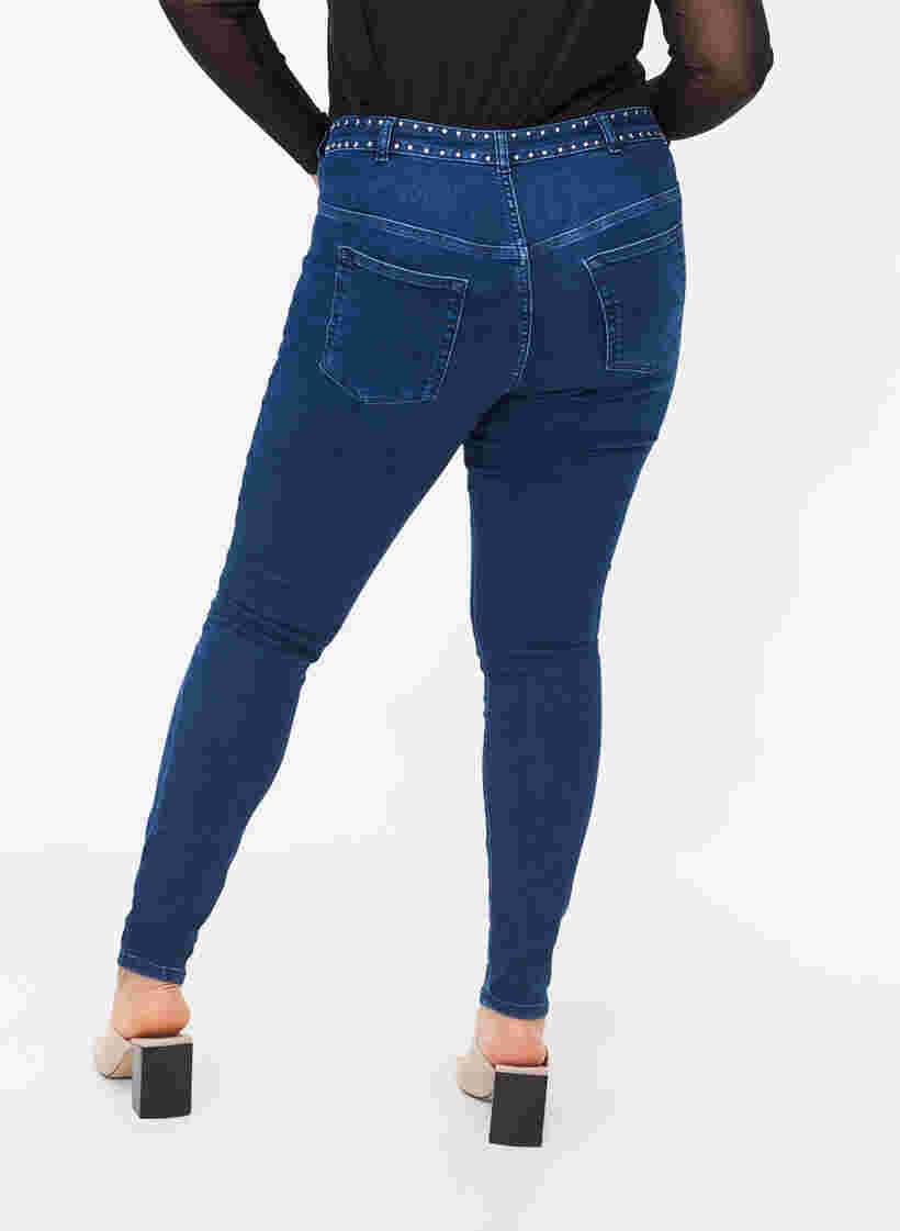 Super Slim Amy Jeans mit Nieten, Dark blue, Model image number 1