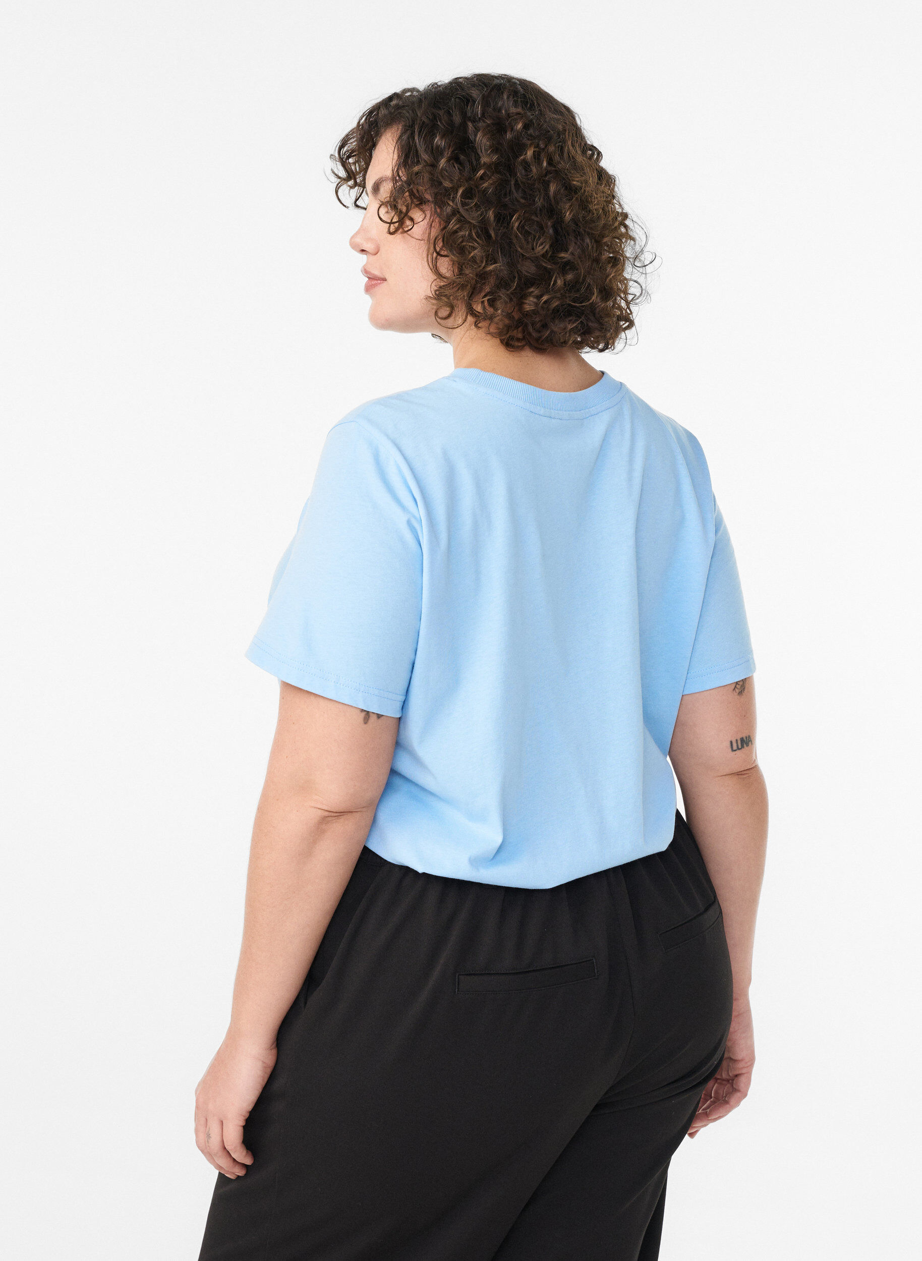Zizzi Basic T-Shirt aus Baumwolle mit Rundhalsausschnitt, Blau, Model image number 2