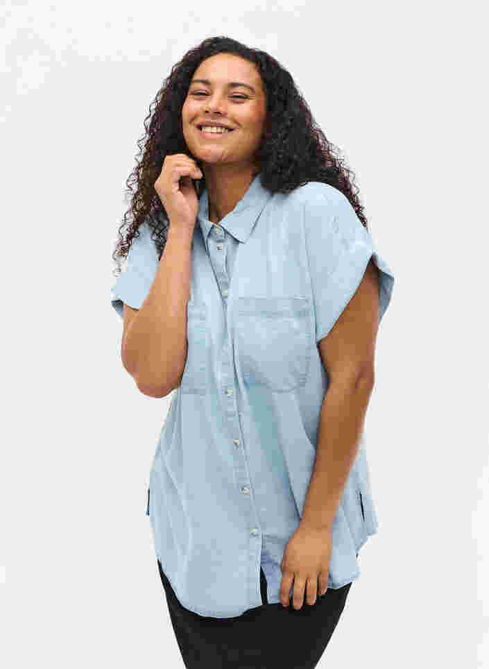 Hemdbluse mit kurzen Ärmeln und Brusttaschen, Light blue denim, Model