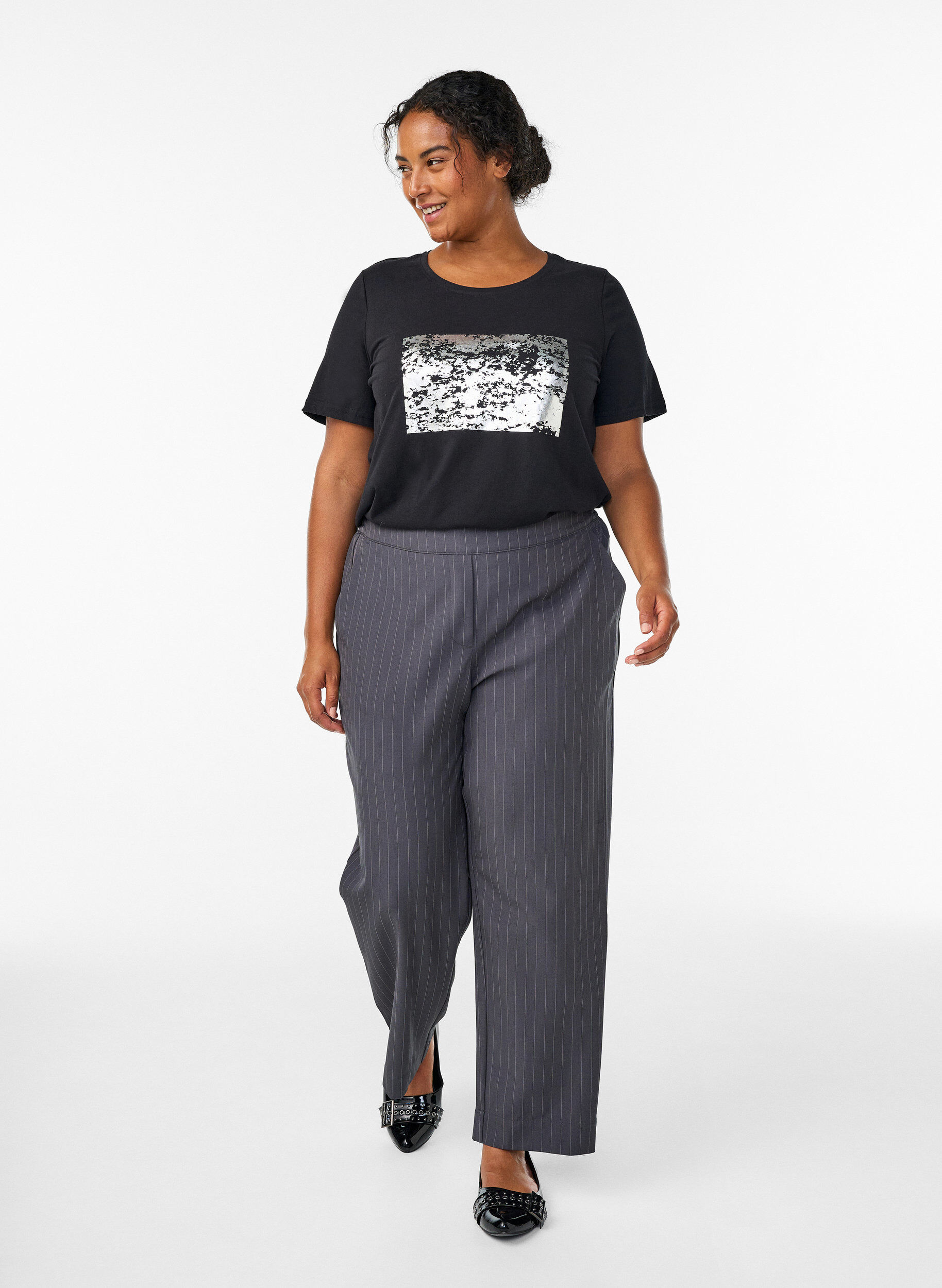 Zizzi T-Shirt mit Print, Schwarz, Model image number 1