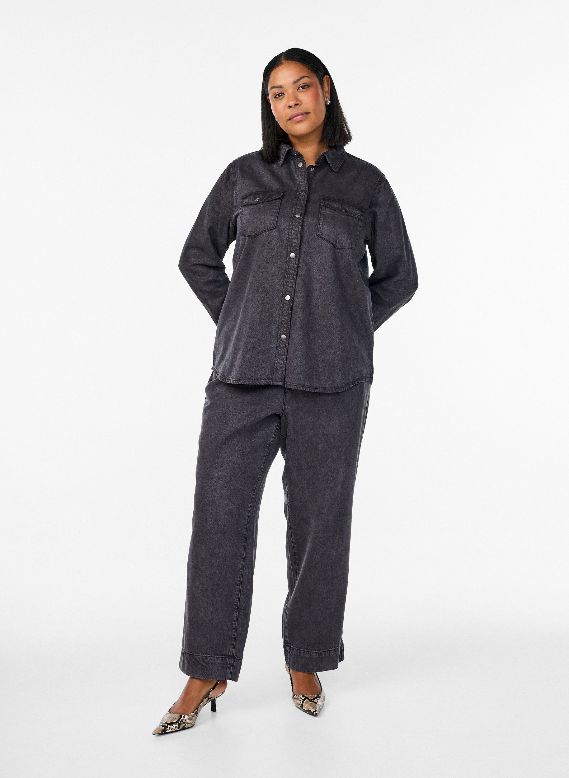 Zizzi Jeanshemd mit Brusttaschen, Grau, Model image number 1