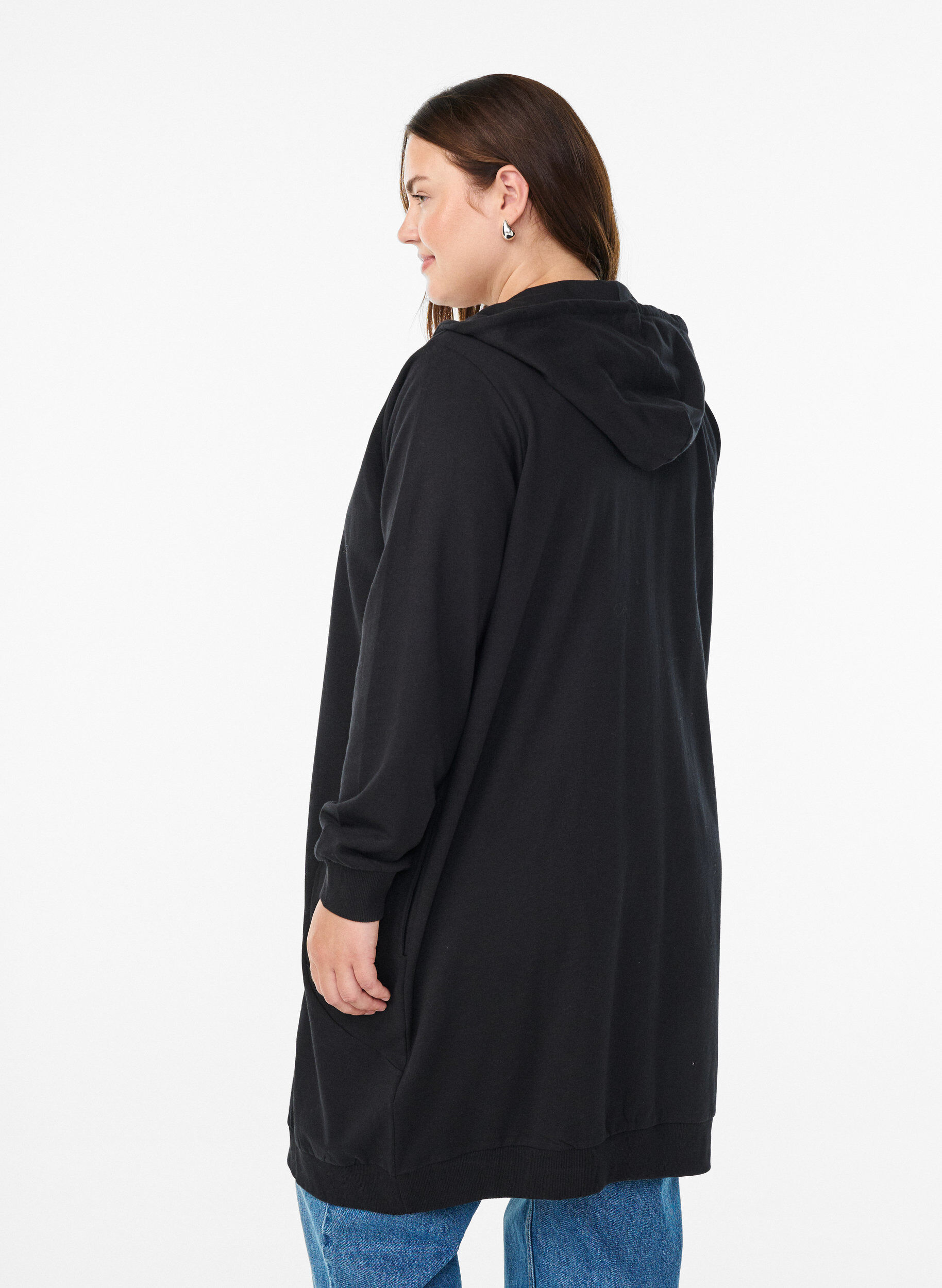 Zizzi Lange Sweatjacke aus Baumwolle mit Kapuze, Schwarz, Model image number 2
