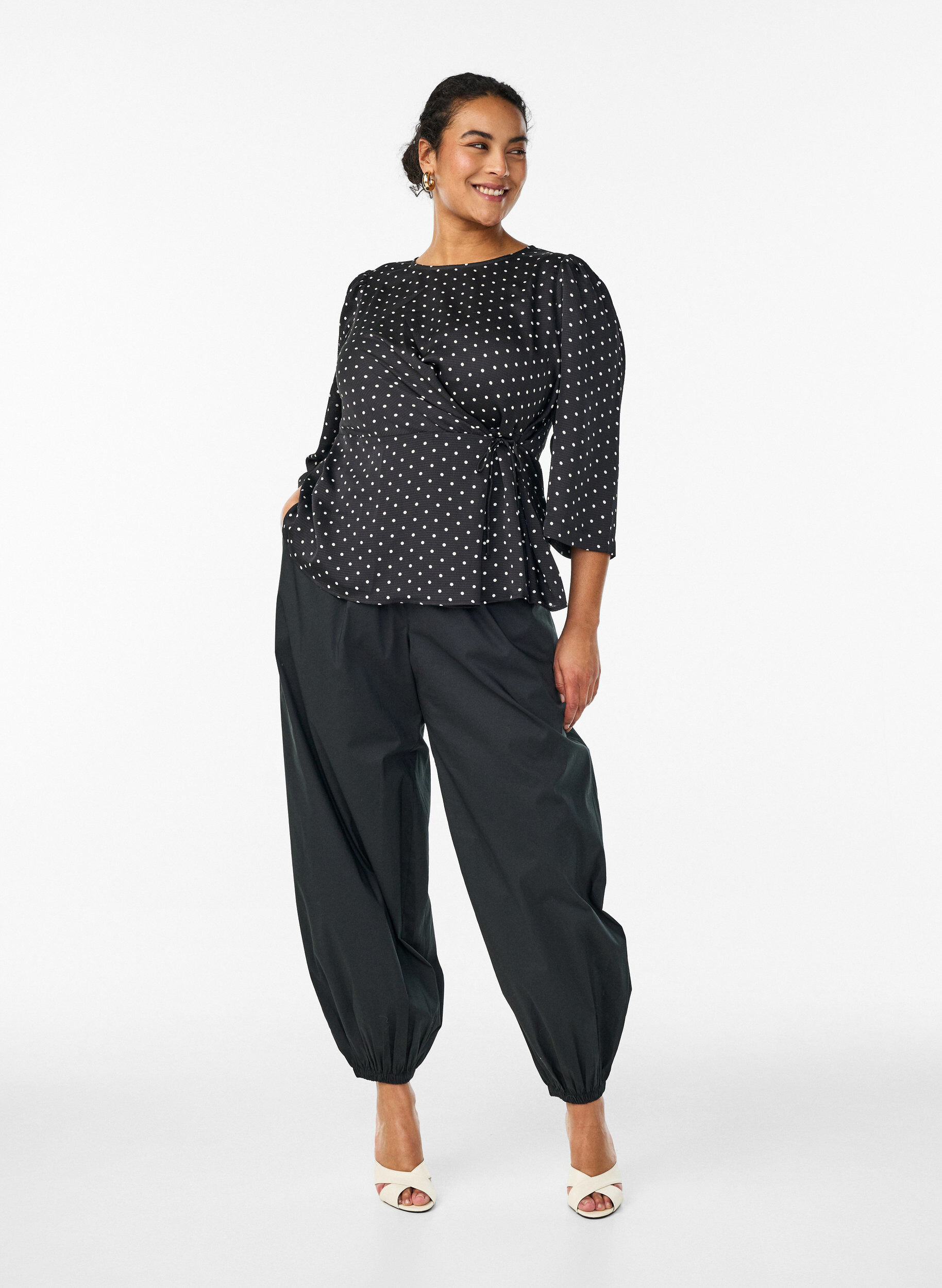 Zizzi Gepunktete Bluse mit Bindeband und 3/4-&Auml;rmeln, Schwarz, Model image number 1