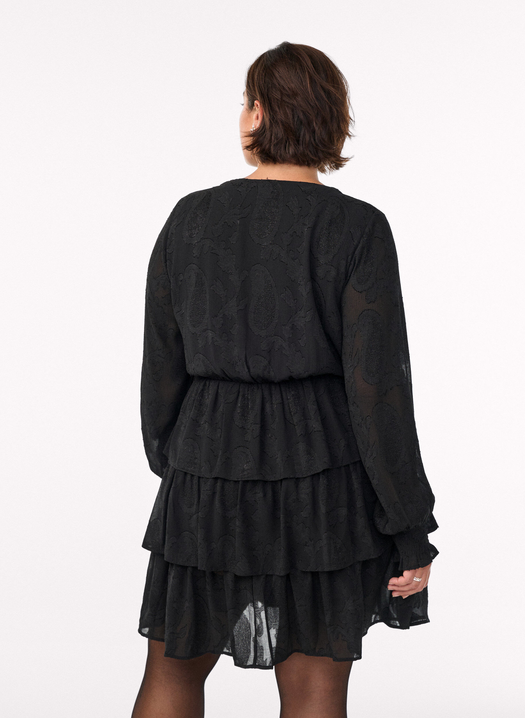 Zizzi Kurzes Kleid mit R&uuml;schen und Strukturmuster, Schwarz, Model image number 2