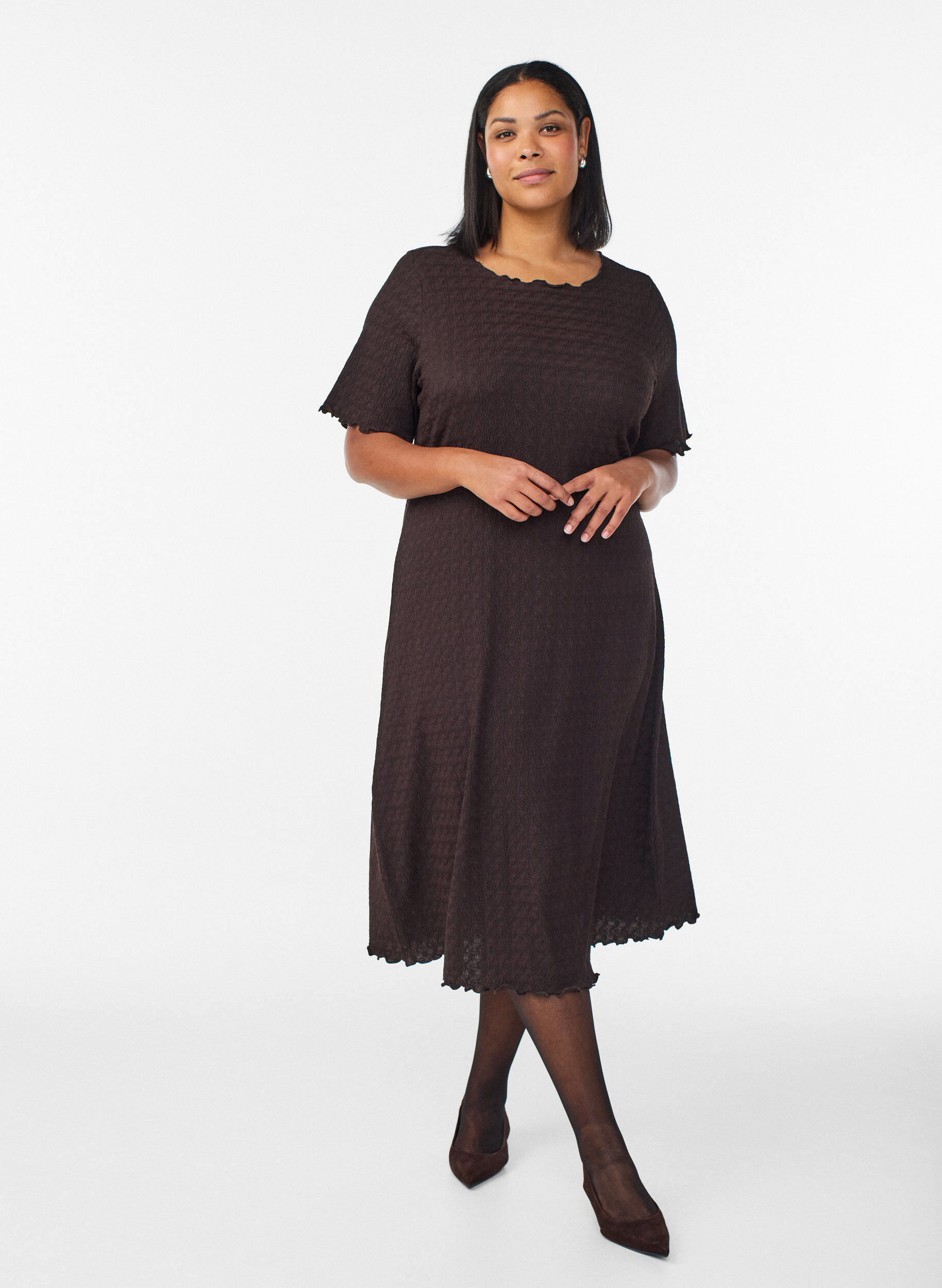 Zizzi Strukturiertes Midikleid mit kurzen &Auml;rmeln, Braun, Model image number 0