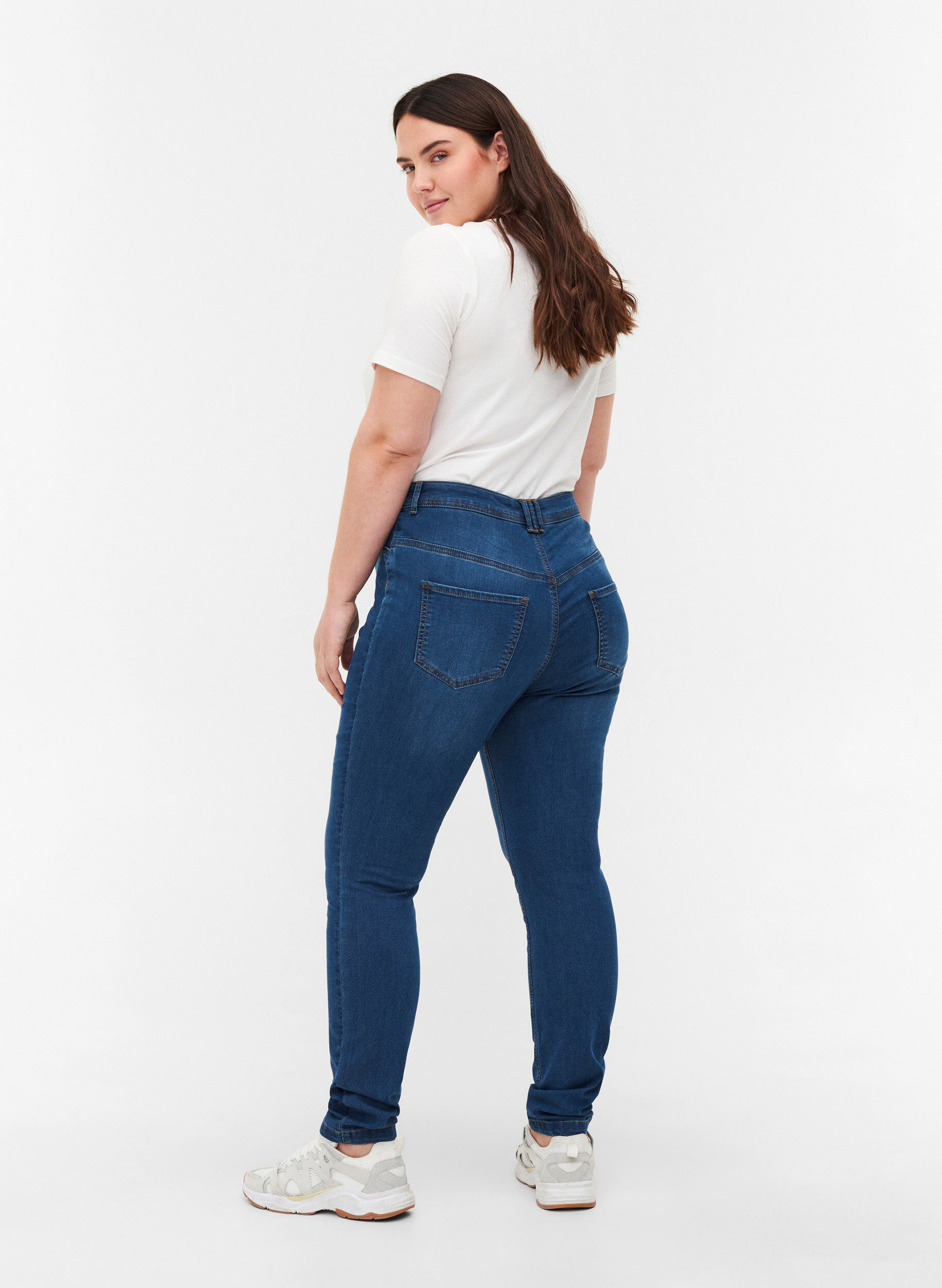 Zizzi Super Slim Amy Jeans mit hoher Taille, Blau, Model image number 2