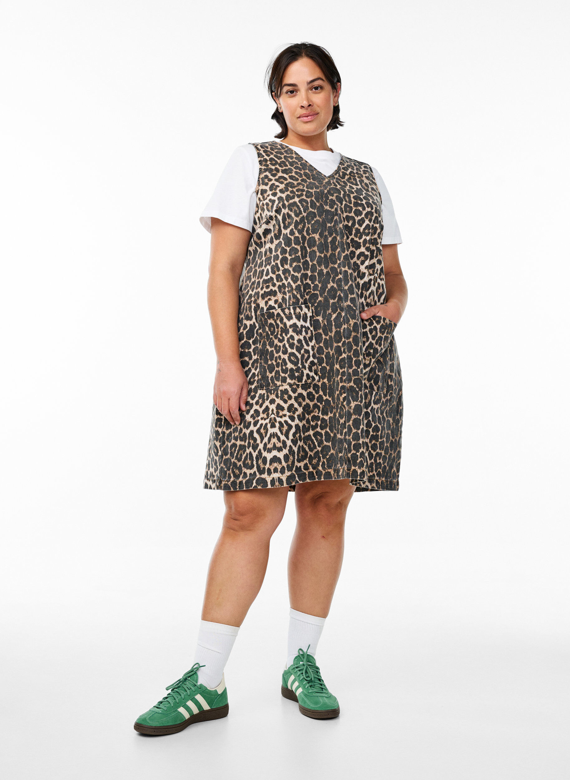 Zizzi Latzkleid mit Taschen und Leopardenmuster, Braun, Model image number 1