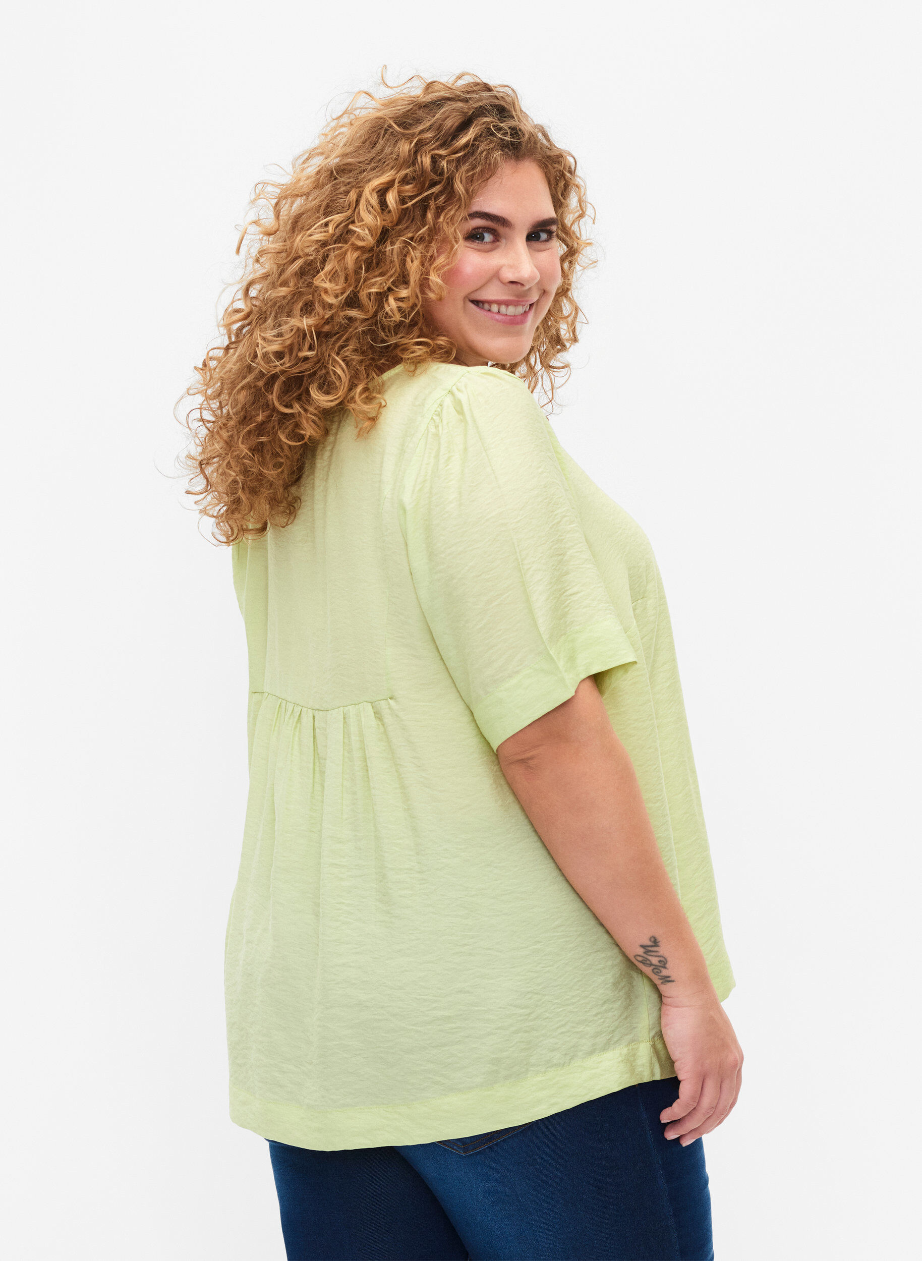 Zizzi Bluse mit halblangen &Auml;rmeln aus Viskose, Lily Green, Model image number 1