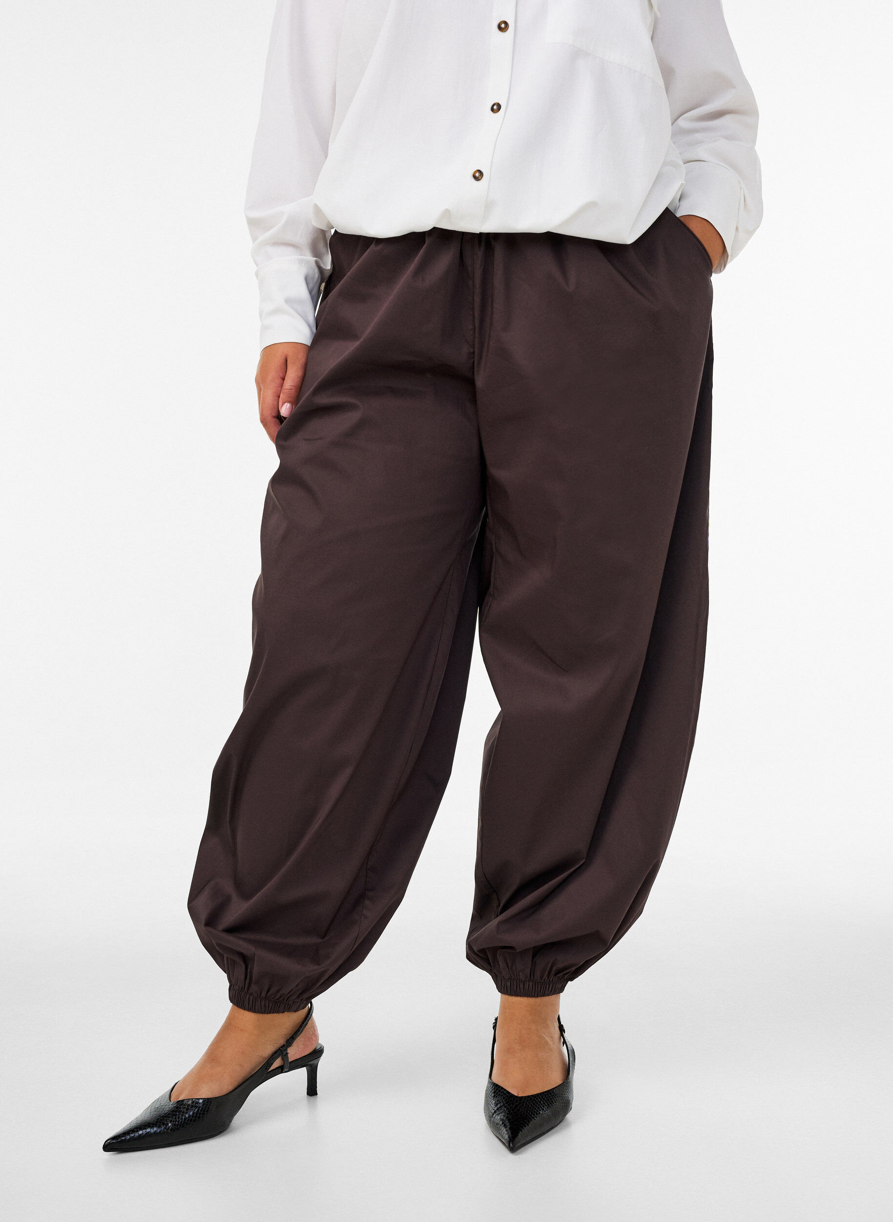 ZizziBallonhose mit Taschen und elastischem Bund, Braun, Model image number 2