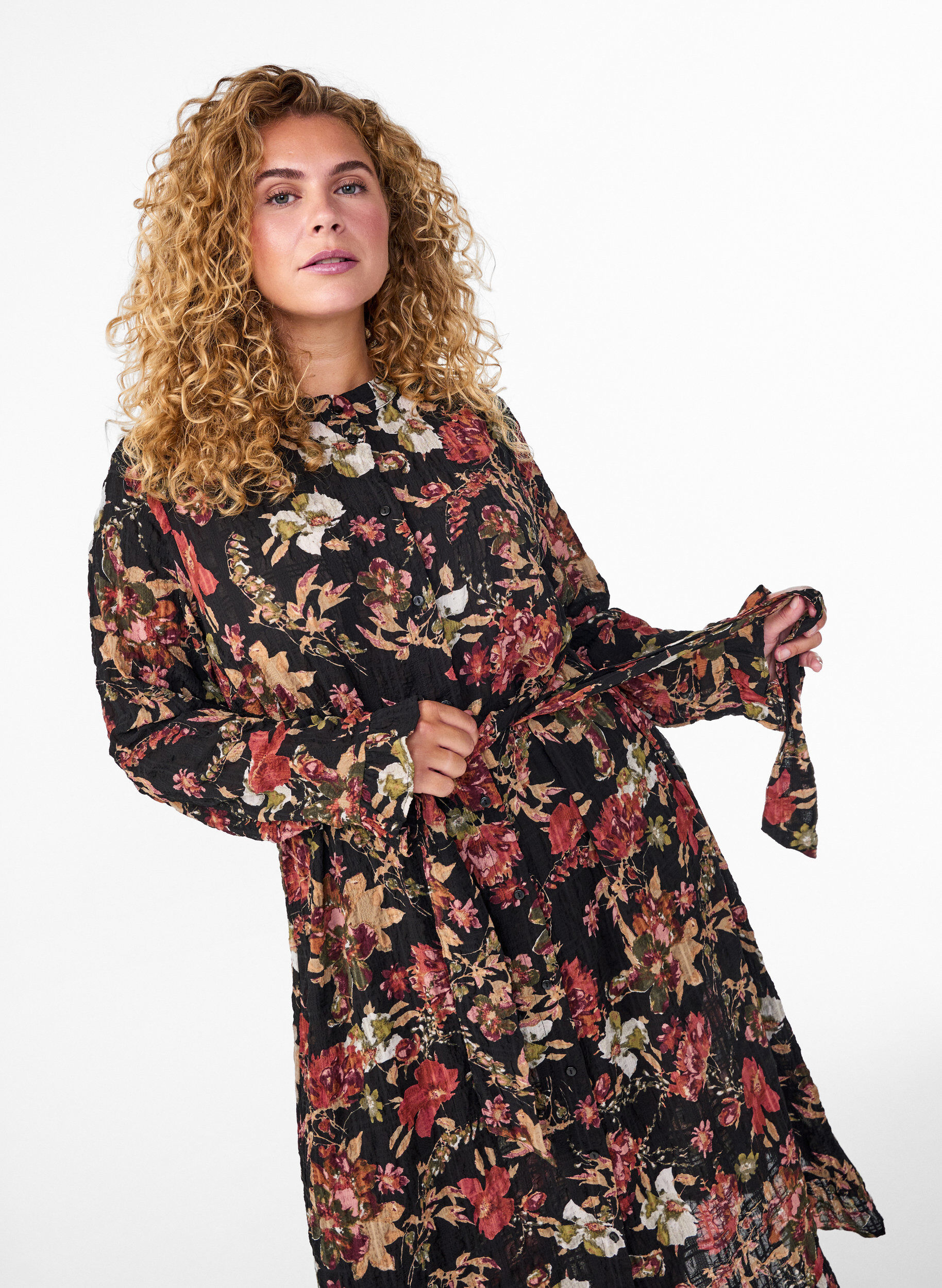 Zizzi Midikleid mit gebl&uuml;mtem Print und abnehmbarem Bindeg&uuml;rtel, Schwarz, Model image number 2