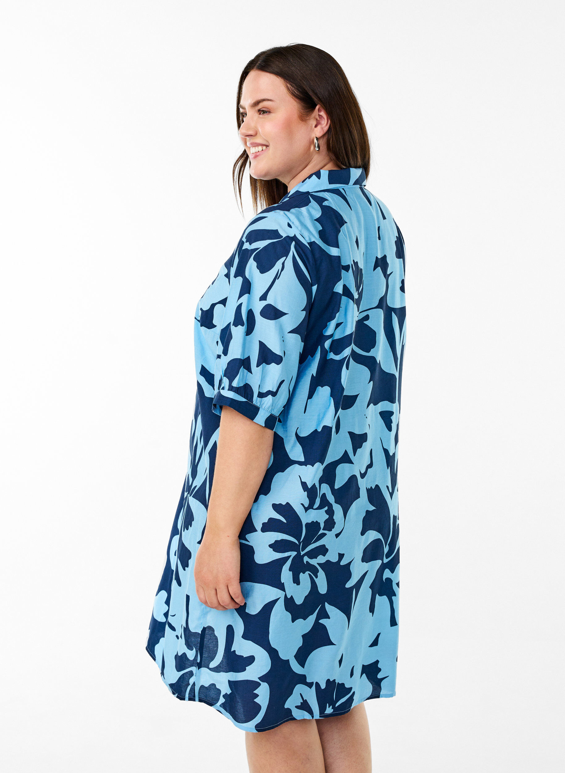 Zizzi Kleid in Kniel&auml;nge mit Print und V-Ausschnitt, Blau, Model image number 2